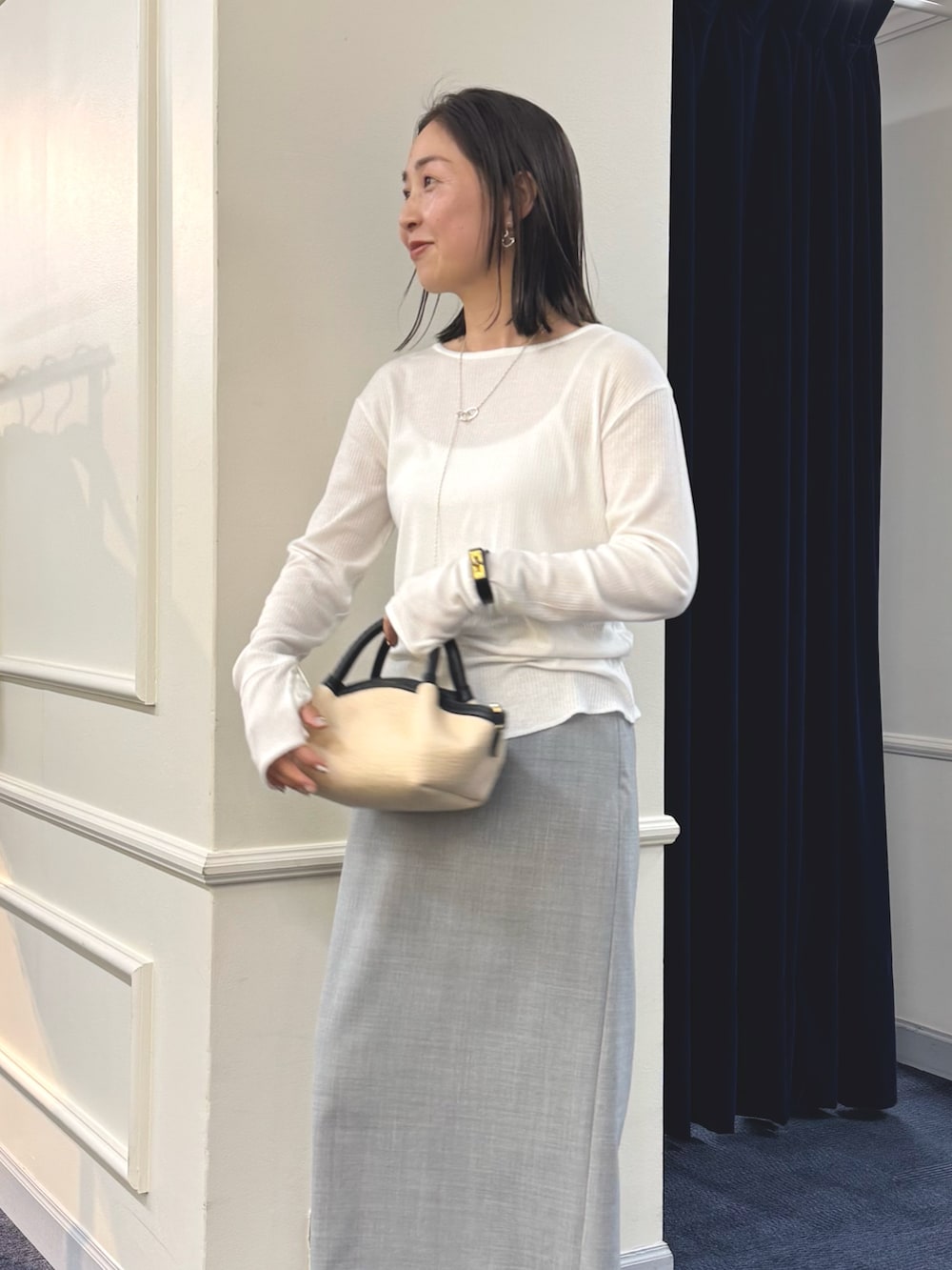 「ヘンリー、ヘンリーネック、レイヤードスタイル、タイトスカート、春、春コーデ、春夏コーデ、春色、春服、ブレス、アクセサリー、リング、リング重ね付け」｜「NOLLEY’Sの【grace grace/グラスグラス】ムスビピアス（ピアス（両耳用）、シルバー系）」を使った、ISHIDAさん（レディース・158cm）の冬コーディネートの8枚目の写真