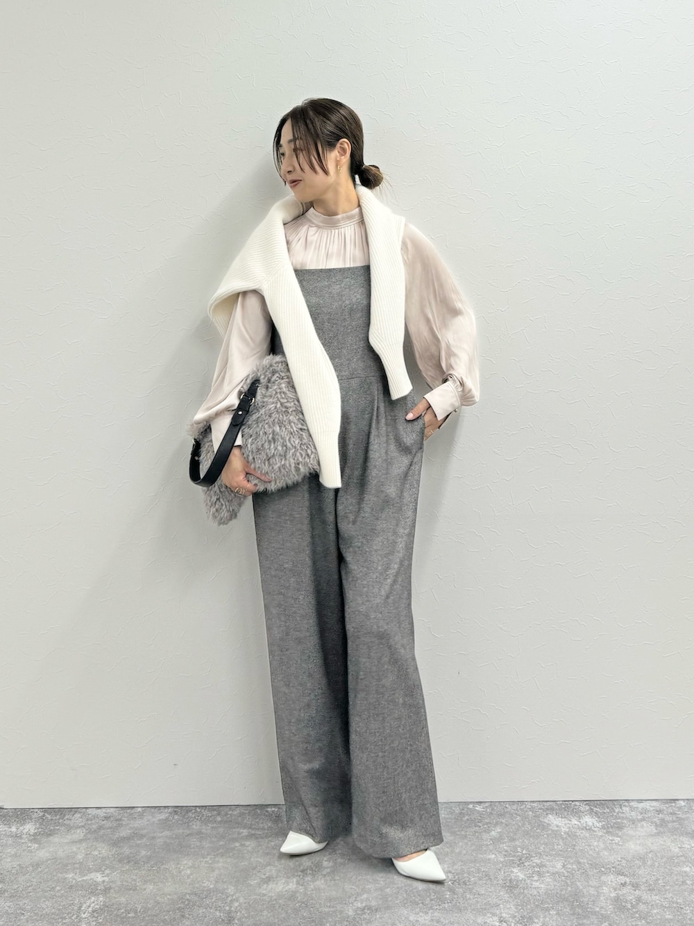 「最近のいい感じコーデ、ショルダーバッグ、淡色コーデ、おでかけコーデ、秋冬コーデ、大人かわいい、サロペット、サテンブラウス、ブラウス、お仕事コーデ、ファー小物、ファー、ファーバッグ、ハーフジップ」｜「NOLLEY’S Sophiのシックツイードサロペット（サロペット/オーバーオール、ブラック系）」を使った、ISHIDAさん（レディース・158cm）の秋コーディネートの4枚目の写真