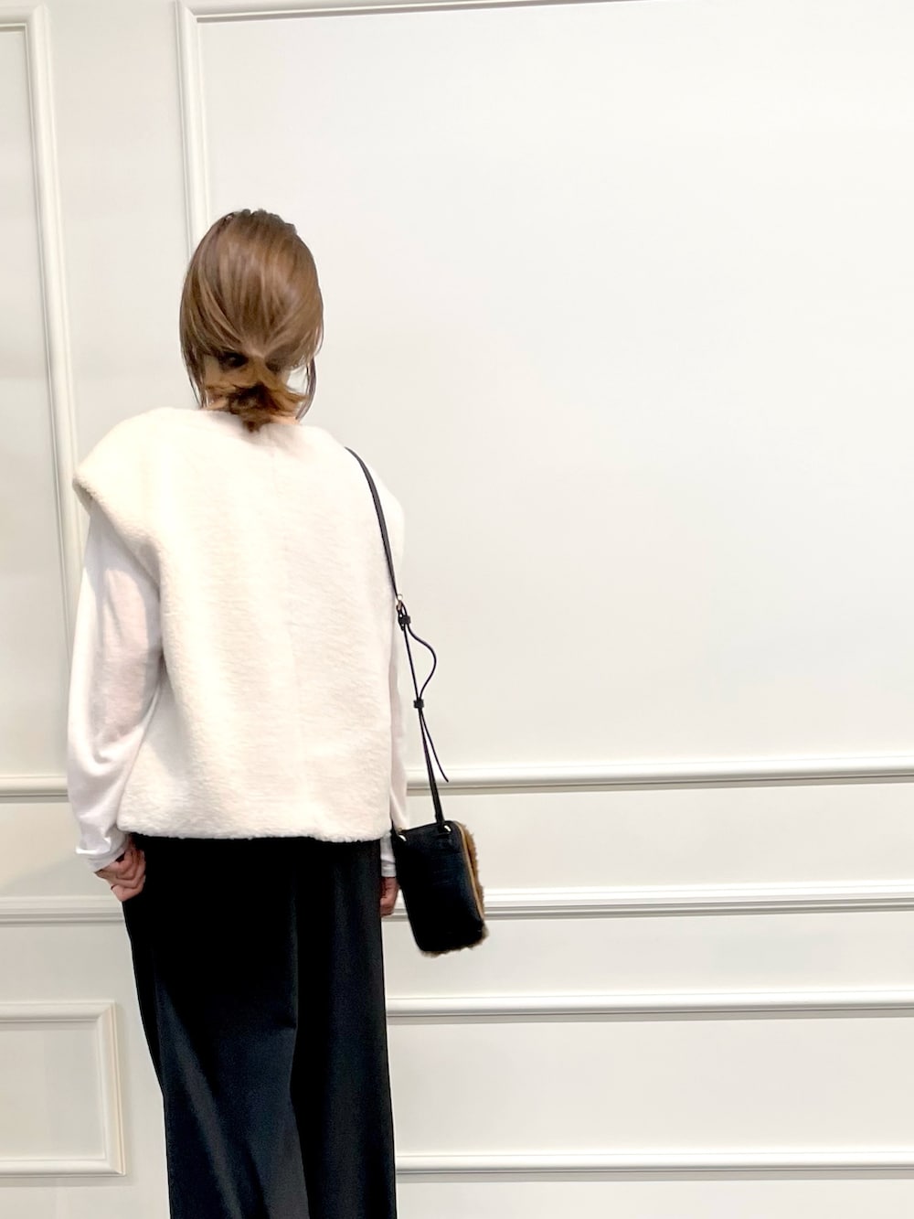 「ボア、ベスト、ジレ、ショート丈トップス、ボアベスト、サロペット、ミニバッグ、シアートップス、ロンT、シアーTシャツ、レイヤードスタイル、休日スタイル、ママコーデ」｜「VIOLAd'OROのアイテム（ショルダーバッグ、ブラウン系）」を使った、ISHIDAさん（レディース・158cm）の秋コーディネートの8枚目の写真