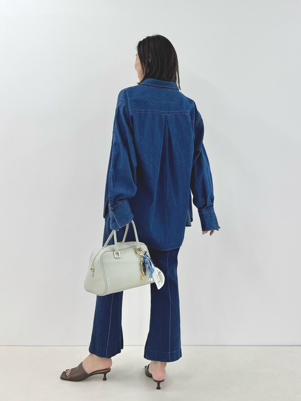 「デニムパンツ、デニム、デニムジャケット、デニムコーデ、デニムシャツ、デニムオンデニム、ボストンバッグ、ボストン」｜「NOLLEY’Sのダブルノットチャーム（チャーム、ブルー系）」を使った、ISHIDAさん（レディース・158cm）の春コーディネートの4枚目の写真