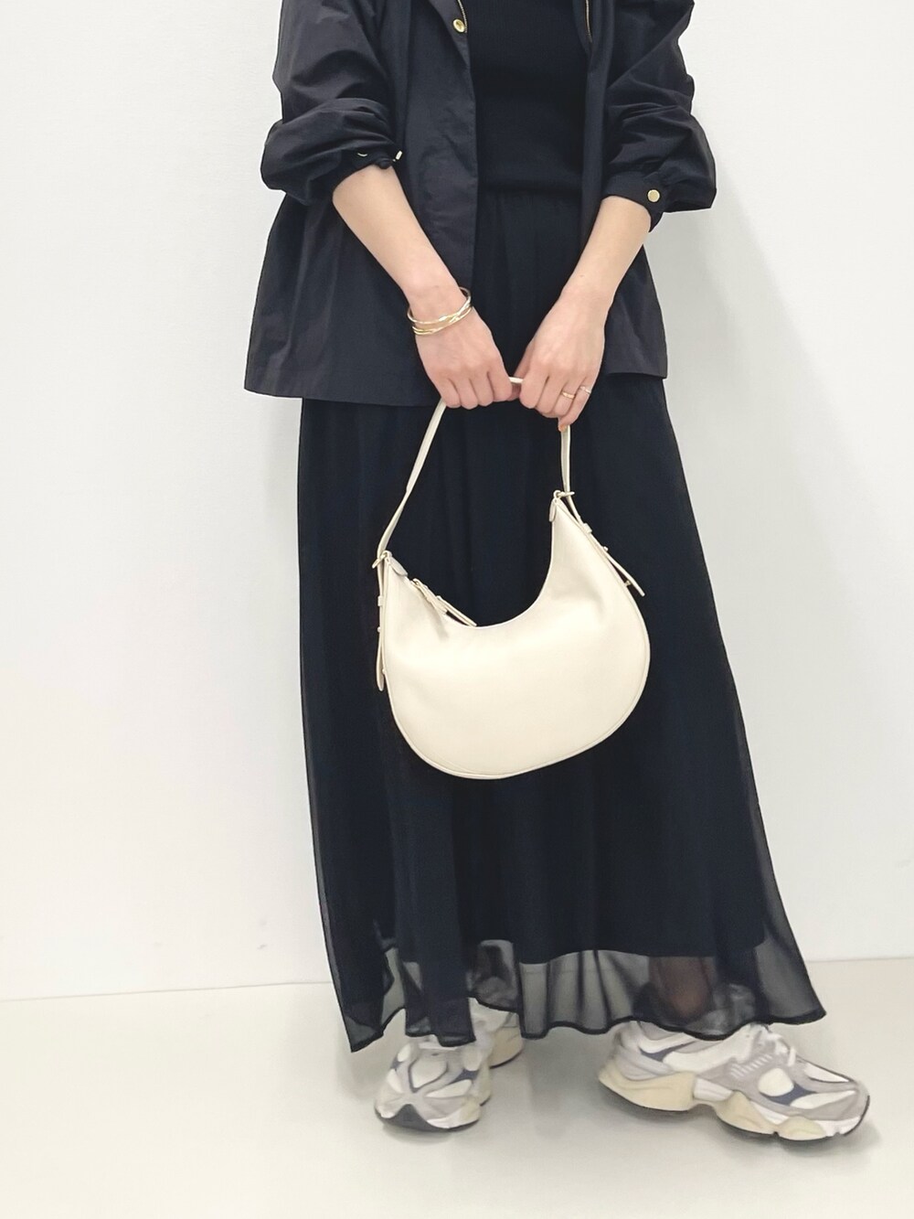 「マンパ、春コート、マリンコーデ、ビスチェ、ロングスカート、ママコーデ、ラウンドバッグ、スニーカーコーデ、スニーカー、カジュアルコーデ、大人カジュアル、ボーダー、ワントーンコーデ、春のおしゃ見えテクニック、キャミワンピ」｜「NOLLEY’Sのプチ2ラインイヤリング（イヤリング、ゴールド系）」を使った、ISHIDAさん（レディース・158cm）の春コーディネートの7枚目の写真