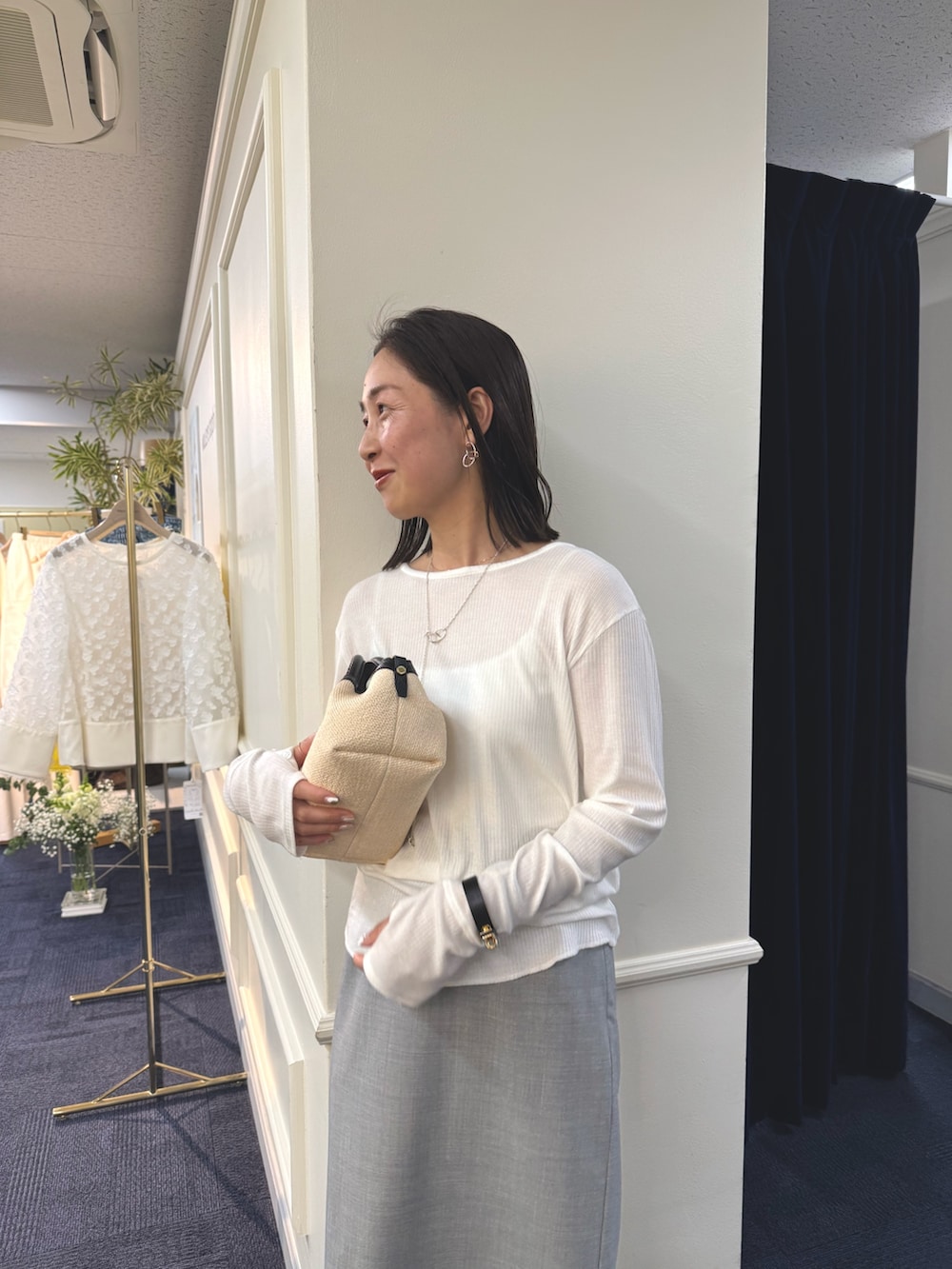 「ヘンリー、ヘンリーネック、レイヤードスタイル、タイトスカート、春、春コーデ、春夏コーデ、春色、春服、ブレス、アクセサリー、リング、リング重ね付け」｜「NOLLEY’Sの【grace grace/グラスグラス】ムスビピアス（ピアス（両耳用）、シルバー系）」を使った、ISHIDAさん（レディース・158cm）の冬コーディネートの3枚目の写真