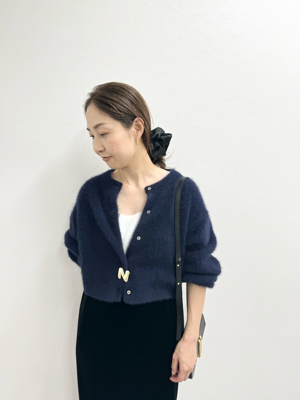 「カーディガン、ふわふわ、ヘアリーニット、ショート丈トップス、ショートカーディガン、短丈、ベロア、ベロアスカート、ブローチ、デメリエー、サテンシャツ、サテンシュシュ、ママコーデ、ママファッション、大人カジュアル」|「NOLLEY’Sのウォッシャブルベロアセミタイトスカート(スカート、ブラック系)」を使った、ISHIDAさん(レディース・158cm)の秋コーディネートの6枚目の写真