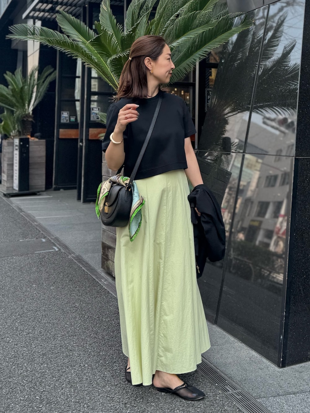 「スカートコーデ、スカート 、スカーフアレンジ、マニプリ、マニプリスカーフ、天然石、天然石リング、夏コーデ、夏服」|「NOLLEY’S Sophiのウェーブバレッタ(バレッタ/ヘアクリップ、ゴールド系)」を使った、ISHIDAさん(レディース・158cm)の夏コーディネートの4枚目の写真