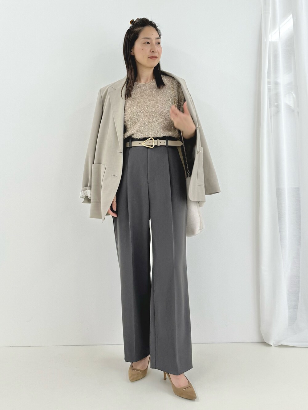 グレー系のその他パンツ、ベージュ系のニット/セーター、ベージュ系のテーラードジャケットを着用したレディースの夏コーディネートの2枚目の写真