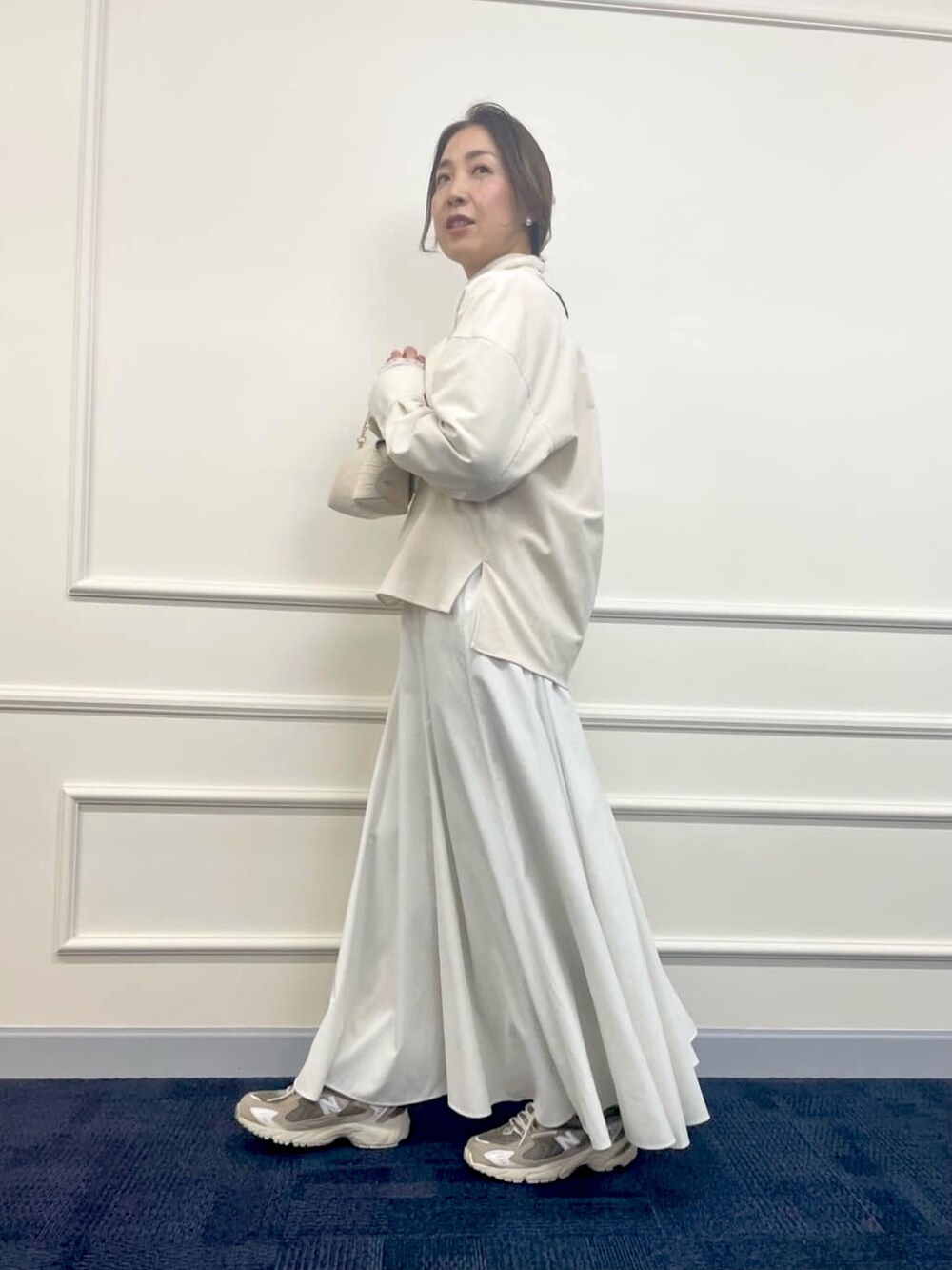 「休日スタイル、ホワイトコーデ、お出かけコーデ、きれいめカジュアル、ロングスカート、リブタートルネック、冬のコーデ、スカートコーデ、今日のコーデ、白」｜「NOLLEY’SのMY STANDARDウォッシャブルリブタートル（Tシャツ/カットソー、ホワイト系）」を使った、ISHIDAさん（レディース・158cm）の冬コーディネートの5枚目の写真
