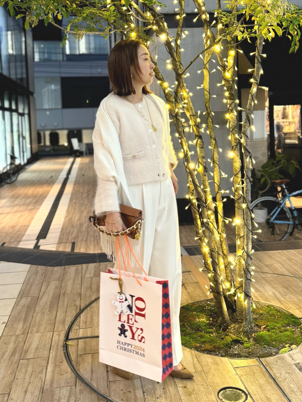 「コート、コートスタイル、コートコーデ、キャメルアウター、ロングワンピース、ロングコート、パンツスタイル、白パンツ、ベージュコーデ、白コーデ、ホワイトコーデ、ミニバッグ、冬アウター、オトナカジュアル、お出かけコーデ」|「NOLLEY’Sのハンドステッチベルテッドコート(その他アウター、イエロー系)」を使った、ISHIDAさん(レディース・158cm)の秋コーディネートの7枚目の写真