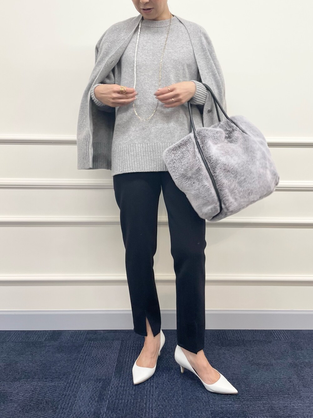「ニット、ロングニット、カーディガン、グレー、スリットパンツ、スリット、パンツスタイル、パンツコーデ、ママコーデ、大人カジュアル、アンサンブル、休日スタイル、きれいめカジュアル、秋コーデ」|「NOLLEY’Sの◇【WEB限定】カシミヤブレンド長めクルーネックプルオーバーニット(ニット/セーター、グレー系)」を使った、ISHIDAさん(レディース・158cm)の秋コーディネートの2枚目の写真