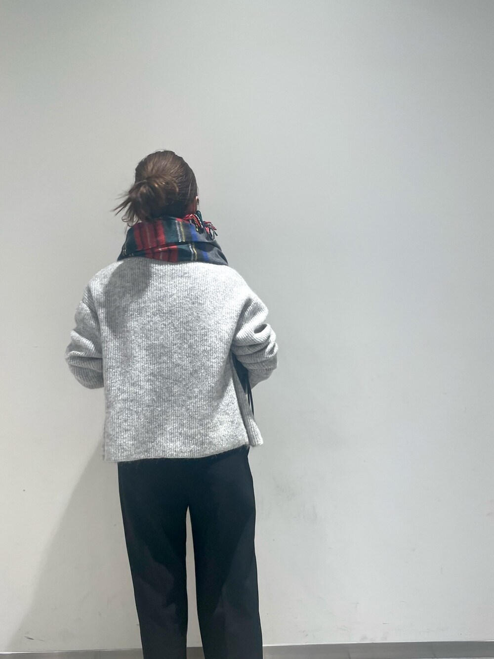 ブラック系のその他パンツ、ブラック系のショルダーバッグ、シルバー系のTシャツ/カットソーを着用したレディースの冬コーディネートの3枚目の写真