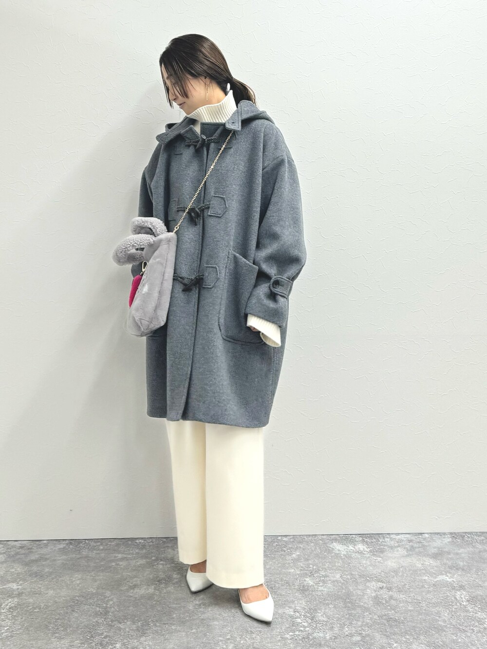 「ダッフルコート、コート、グレーコーデ、白パンツ、ワイドパンツ、休日スタイル、ムートン、キーホルダー、チャーム、毎日コーデ、ootd、シンプルスタイル、冬服」｜「NOLLEY’SのNMPミドル丈ダッフルコート（ダッフルコート、グレー系）」を使った、ISHIDAさん（レディース・158cm）の秋コーディネートの5枚目の写真