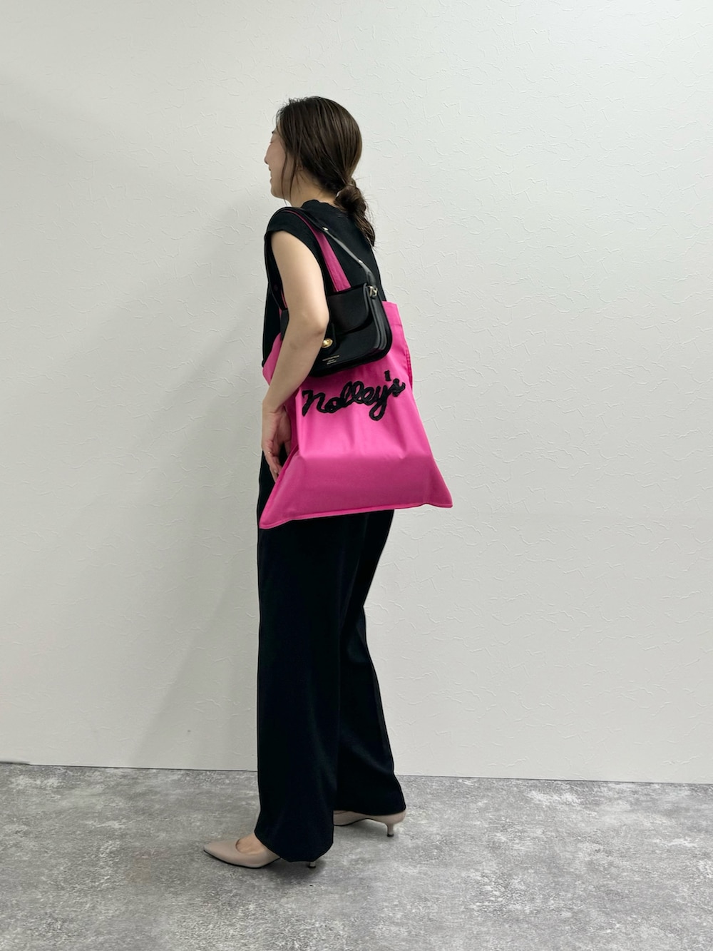 「ニットベスト、ニットジレ、ジレ、ベストコーデ、ワントーンコーデ、サブバッグ、エコバッグ、ロゴバッグ、ブラックコーデ、まとめ髪、ママコーデ、40代ファッション、クリスチャンヴィラ、ワイドパンツ」｜「NOLLEY’S Sophiのアイテム（パンツ、ブルー系）」を使った、ISHIDAさん（レディース・158cm）の夏コーディネートの3枚目の写真