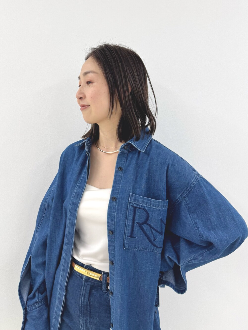 「デニムパンツ、デニム、デニムジャケット、デニムコーデ、デニムシャツ、デニムオンデニム、ボストンバッグ、ボストン」｜「NOLLEY’Sのダブルノットチャーム（チャーム、ブルー系）」を使った、ISHIDAさん（レディース・158cm）の春コーディネートの6枚目の写真