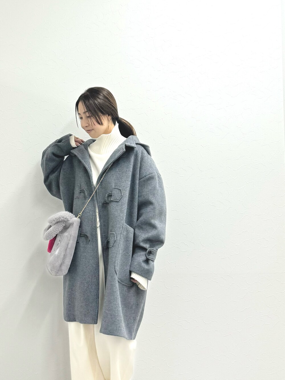 「ダッフルコート、コート、グレーコーデ、白パンツ、ワイドパンツ、休日スタイル、ムートン、キーホルダー、チャーム、毎日コーデ、ootd、シンプルスタイル、冬服」｜「NOLLEY’SのNMPミドル丈ダッフルコート（ダッフルコート、グレー系）」を使った、ISHIDAさん（レディース・158cm）の秋コーディネートの7枚目の写真
