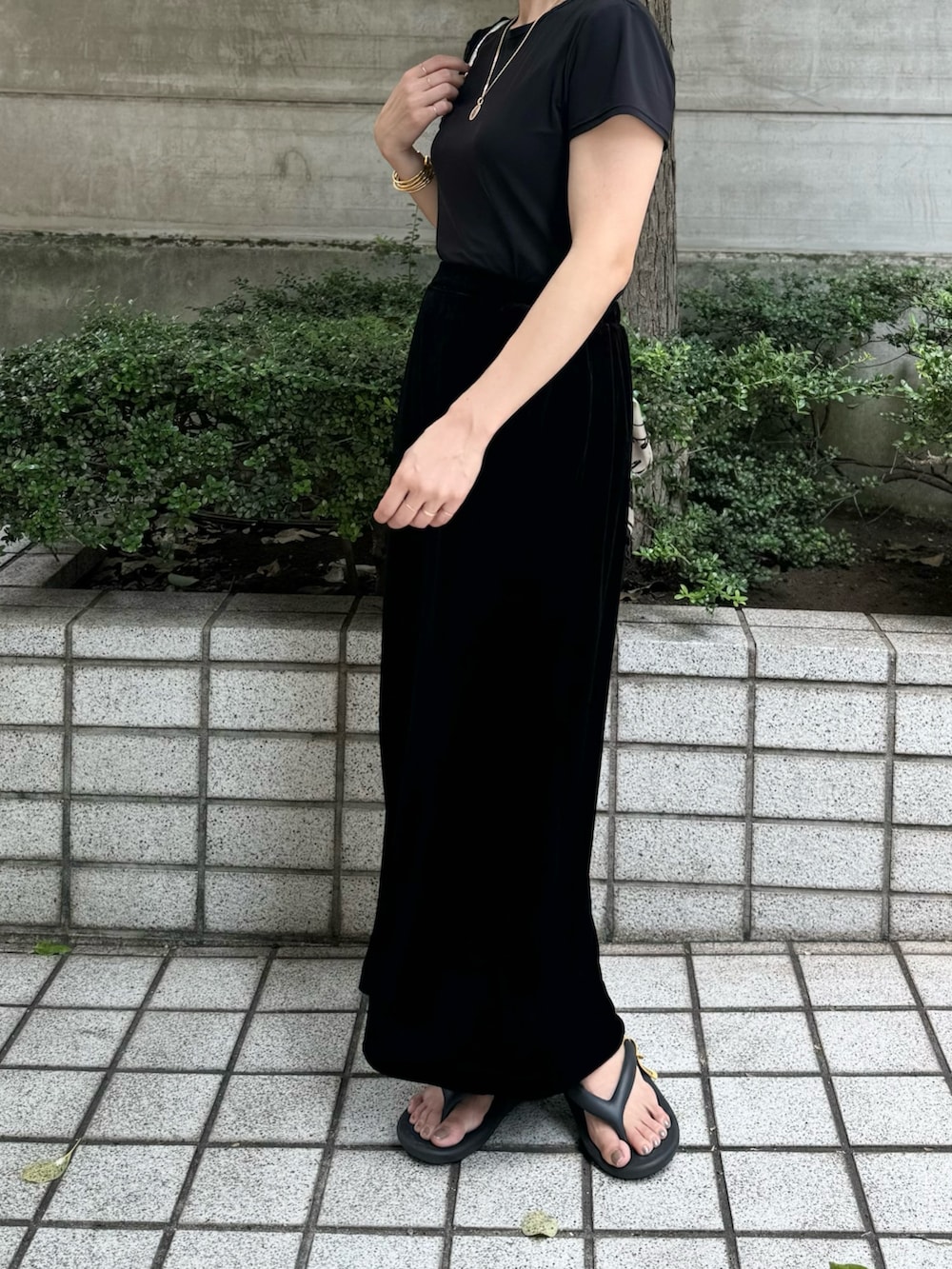「ベロア、ベロアスカート、タイトスカート、毎日コーデ、リラックススタイル、大人カジュアル、ママコーデ、ブラックコーデ、ワントーンコーデ、コインネックレス、カジュアルコーデ、休日スタイル、きれいめカジュアル、夏コーデ、ショルダーバッグ」｜「NOLLEY’Sのウォッシャブルベロアセミタイトスカート（スカート、ブラック系）」を使った、ISHIDAさん（レディース・158cm）の夏コーディネートの2枚目の写真