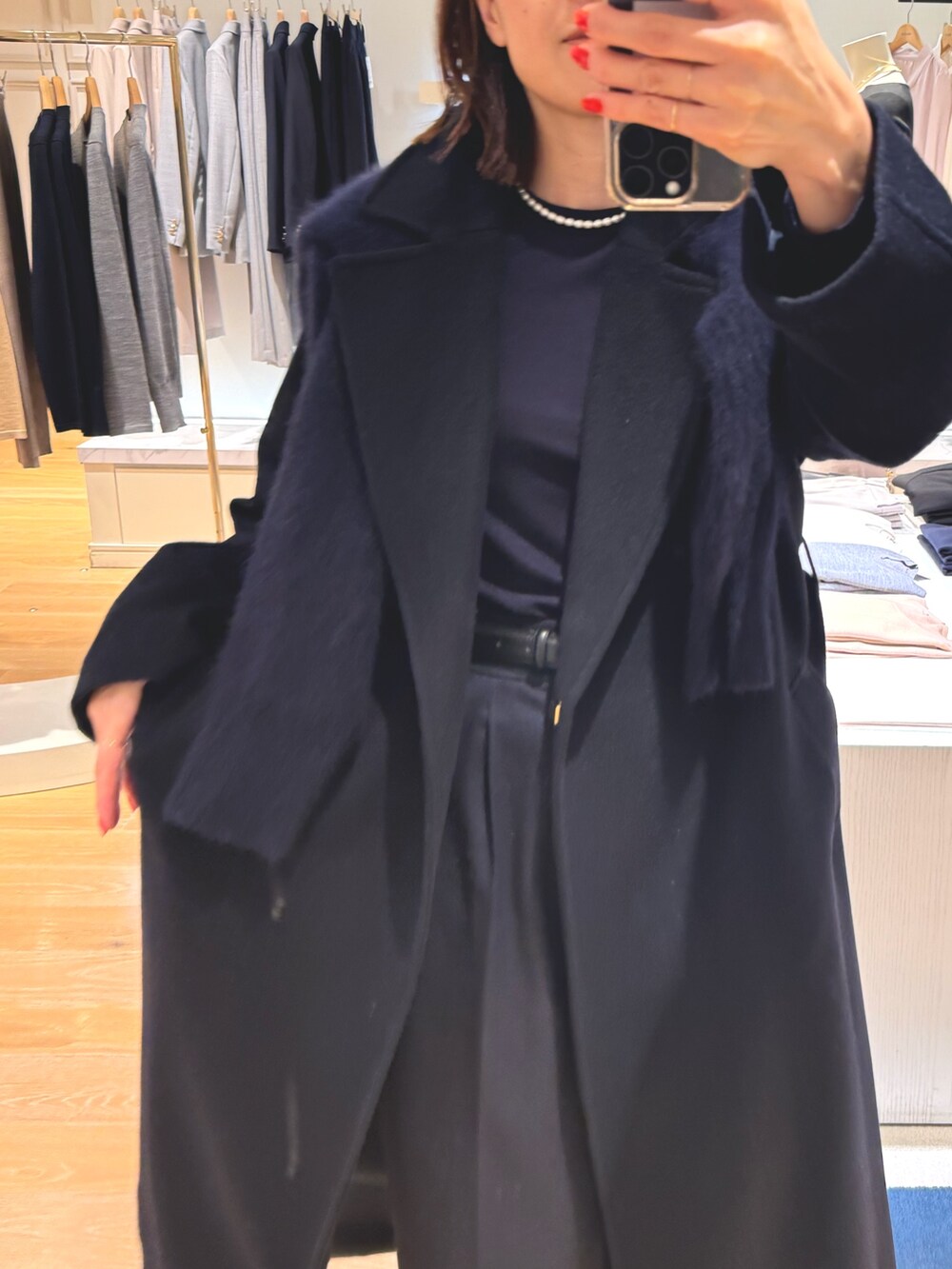「ロングコート、冬アウター、最近のいい感じコーデ、クリスマスコーデ、クリスマスに着たい服、オトナカジュアル、お出かけコーデ、オトナ女子、キラキラバッグ、ショルダーバッグ」｜「NOLLEY’S Sophiのアンゴラロングベルテッドコート 24AW（その他アウター、ブルー系）」を使った、ISHIDAさん（レディース・158cm）の秋コーディネートの6枚目の写真