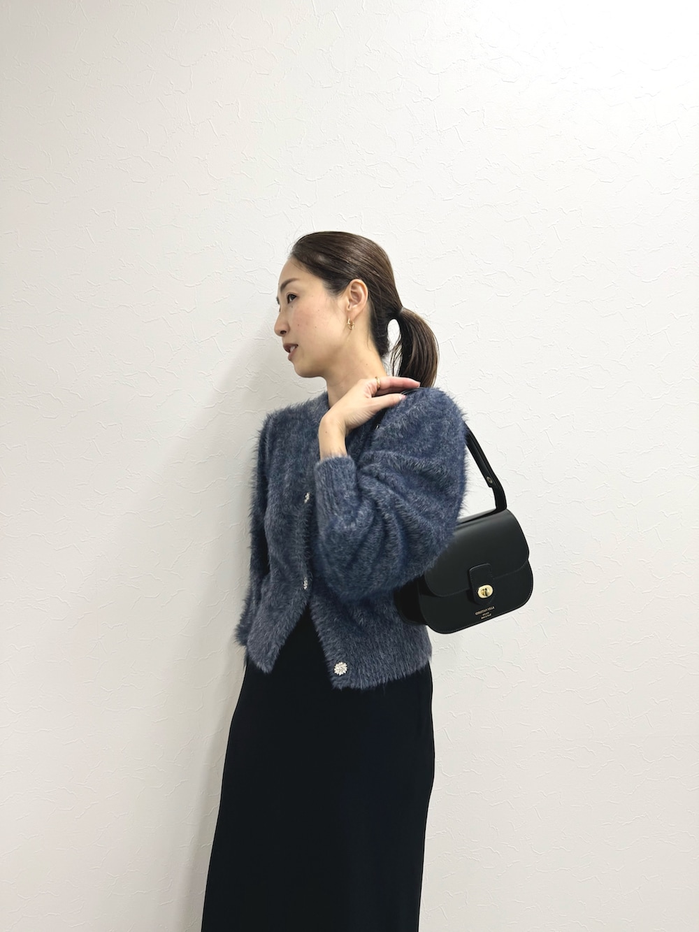 「スカート、マキシスカート、ナロースカート、ロングスカート、カーディガンコーデ、ふわふわ、ふわふわカーディガン、ootd、韓国ファッション、オトナカワイイ、オトナカジュアル、シンプル、ゆるコーデ、休日スタイル、きれいめカジュアル」｜「NOLLEY’Sの《手洗い可能》ナイロンフェザーカーディガン（カーディガン/ボレロ、ブルー系）」を使った、ISHIDAさん（レディース・158cm）の秋コーディネートの3枚目の写真
