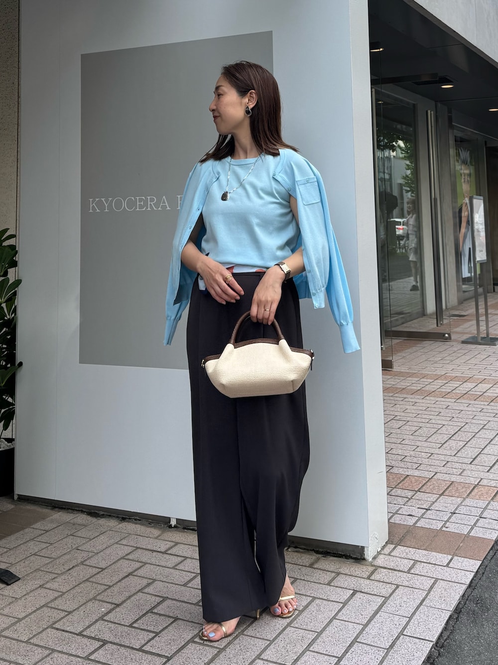 「アンサンブル、アンサンブルニット、アンサンブルコーデ、ブルーコーデ、サックスブルー、パンツスタイル、パンツ、パンツコーデ、きれいめ、きれいめカジュアル、キレイめ、キレイめカジュアル、きれいめコーディネート、キレイめコーデ」|「NOLLEY’Sの《セットアップ対応》ウォッシャブルツイルイージータックワイドパンツ(その他パンツ、グレー系)」を使った、ISHIDAさん(レディース・158cm)の夏コーディネートの6枚目の写真