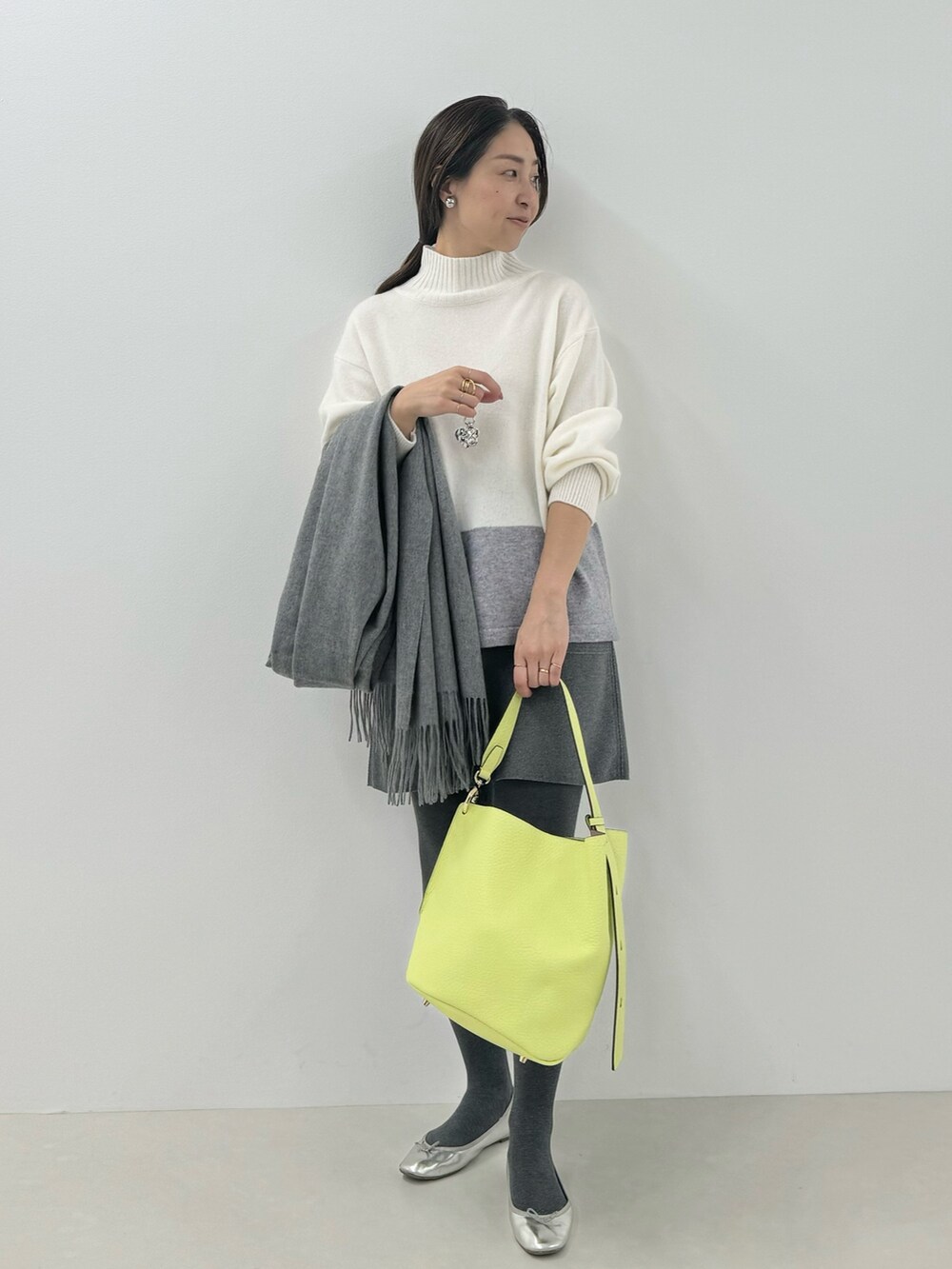 「ハイネック、ハイネックニット、ハイネックトップス、ミニスカート、ミニワンピ、レザーバッグ、グレーコーデ、グレーコーディネート、グレーコーデ #ワントーンコーデ、配色、配色ニット」|「NOLLEY’Sのミラノリブミニスカート(スカート、グレー系)」を使った、ISHIDAさん(レディース・158cm)の冬コーディネートの4枚目の写真