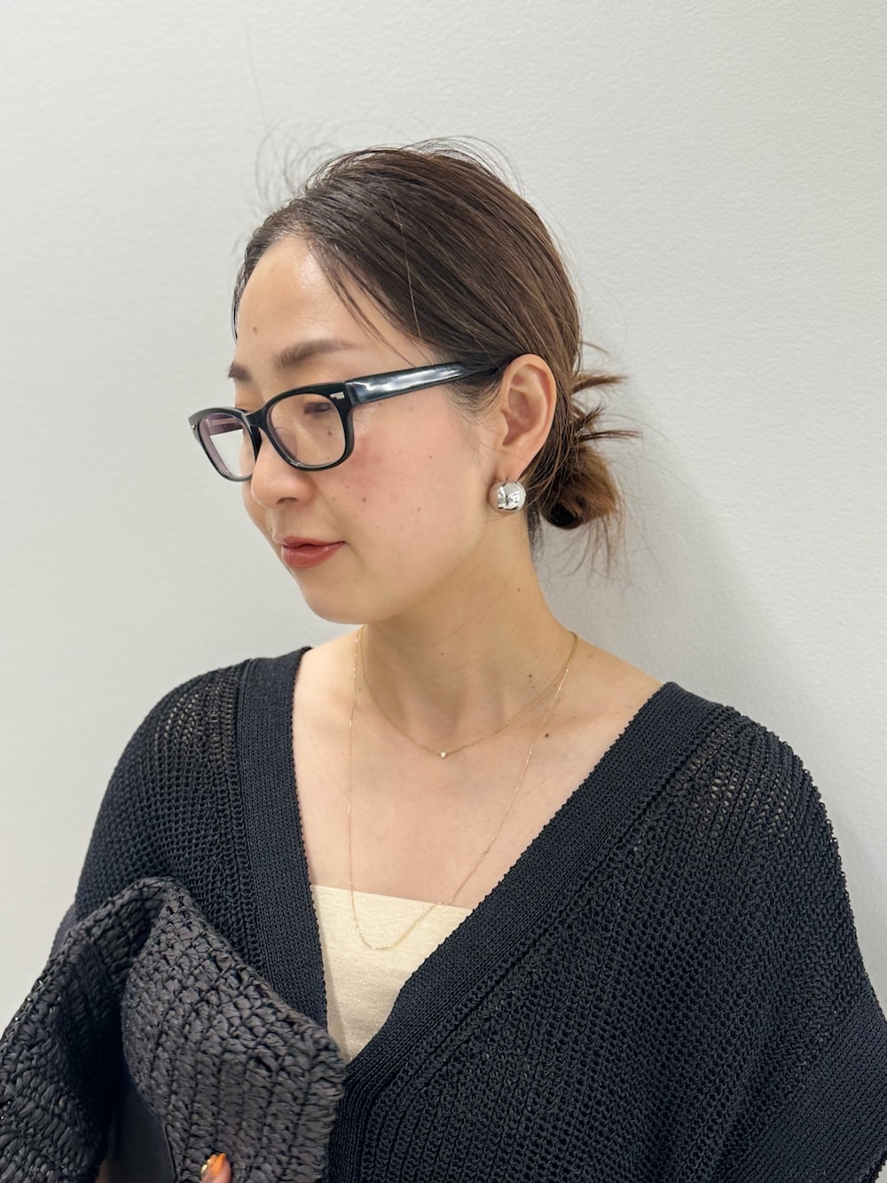 「ニット、ニットジレ、ベスト、ベストコーデ、ワイドパンツ、カゴバック、ニコラスライナス、ペタンコサンダル、サンダル、メガネ女子、キャミソール、レイヤードスタイル、春のNewスタイル、お出かけコーデ、シンプルコーデ」｜「NOLLEY’Sのペーパークロシェトートバッグ（かごバッグ、ブラック系）」を使った、ISHIDAさん（レディース・158cm）の春コーディネートの10枚目の写真