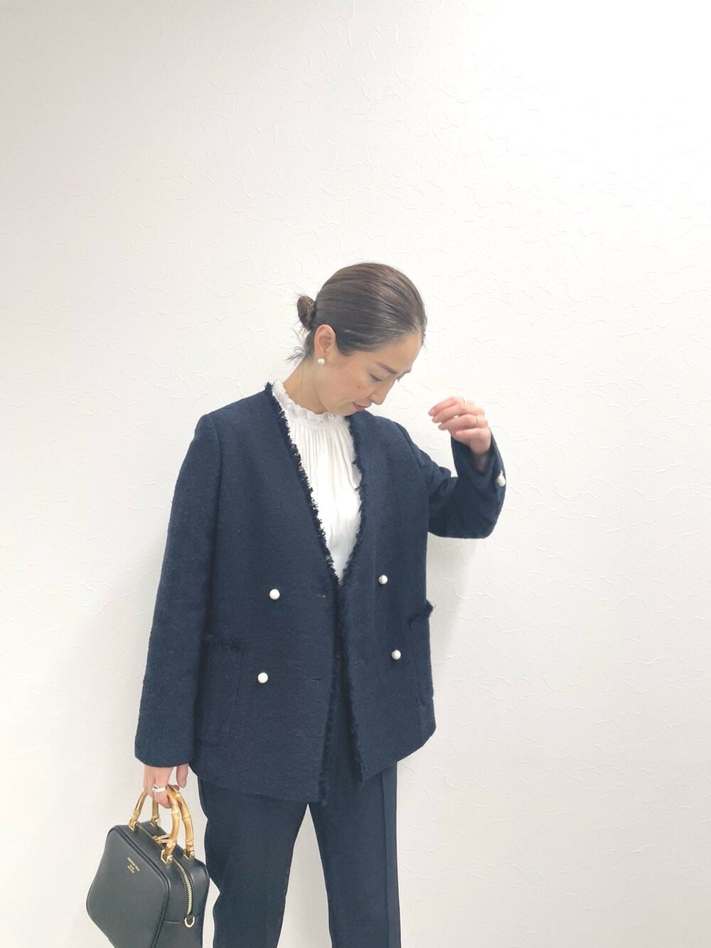 「セレモニー、ママコーデ、入園式、入学式、卒業式、卒園式、ママファッション、ハレ、パールピアス、パールボタン、ネイビー、ネイビーコーデ、ジャケット、ジャケットコーデ、ジャケットスタイル」｜「NOLLEY’Sの前後2WAY衿フリルブラウス（シャツ/ブラウス、ホワイト系）」を使った、ISHIDAさん（レディース・158cm）の冬コーディネートの6枚目の写真