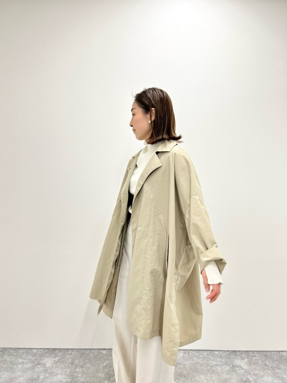 「ピンク、春服みてみて、休日スタイル、トレンチコート、春コーデ、ワイドパンツ、ベージュ、ベージュコーデ、ベージュパンツ、春アウター、パンツコーデ、バレエシューズ」｜「NOLLEY’Sのウォッシャブル撥水タフタオーバーコート（その他アウター、ベージュ系）」を使った、ISHIDAさん（レディース・158cm）の春コーディネートの3枚目の写真