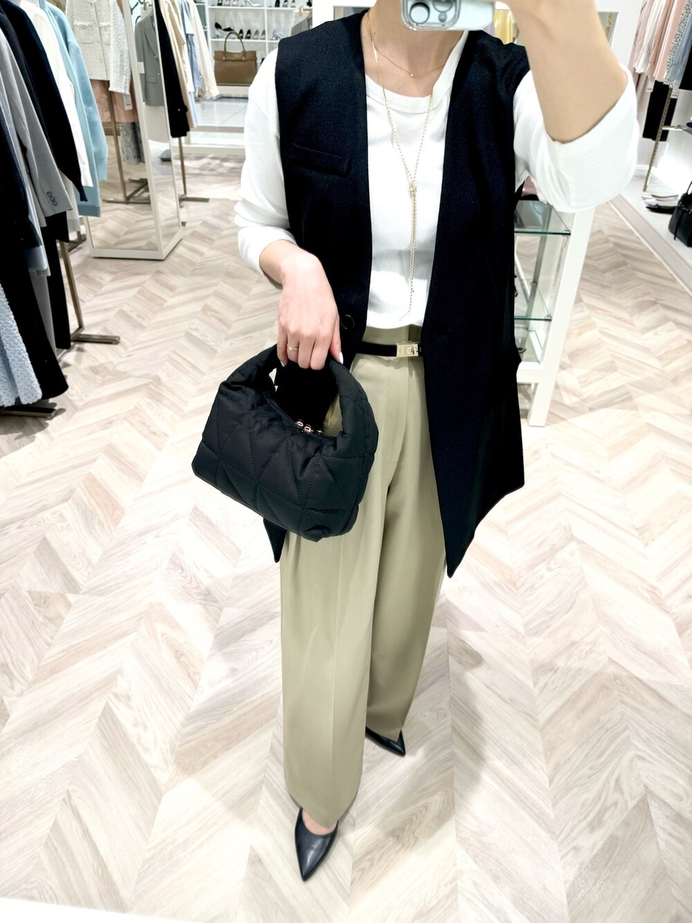 グリーン系のその他パンツ、ホワイト系のTシャツ/カットソー、ブラック系のベストを着用したレディースの春コーディネートの7枚目の写真