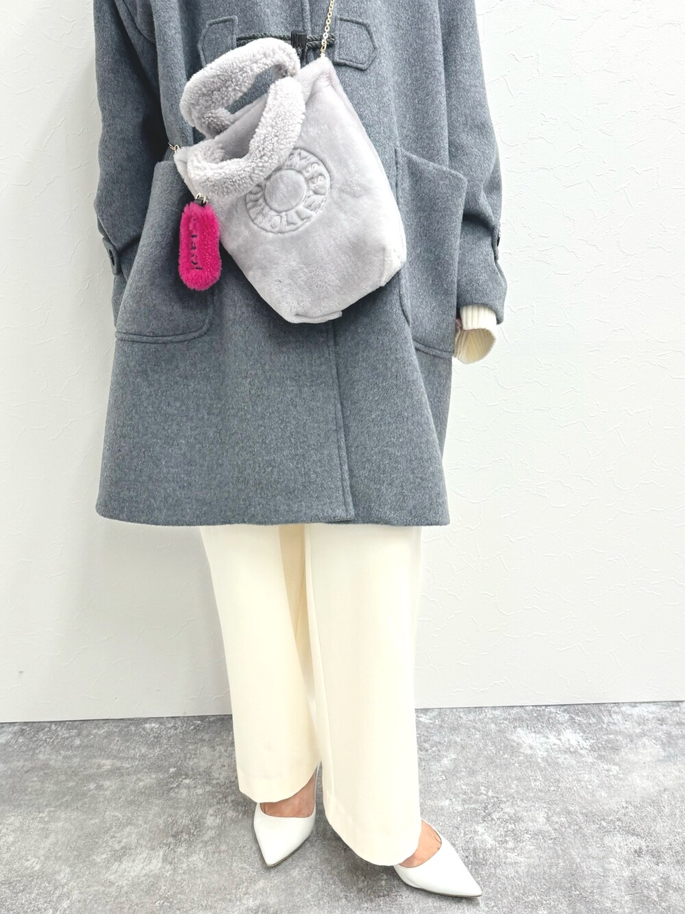 「ダッフルコート、コート、グレーコーデ、白パンツ、ワイドパンツ、休日スタイル、ムートン、キーホルダー、チャーム、毎日コーデ、ootd、シンプルスタイル、冬服」｜「NOLLEY’SのNMPミドル丈ダッフルコート（ダッフルコート、グレー系）」を使った、ISHIDAさん（レディース・158cm）の秋コーディネートの2枚目の写真