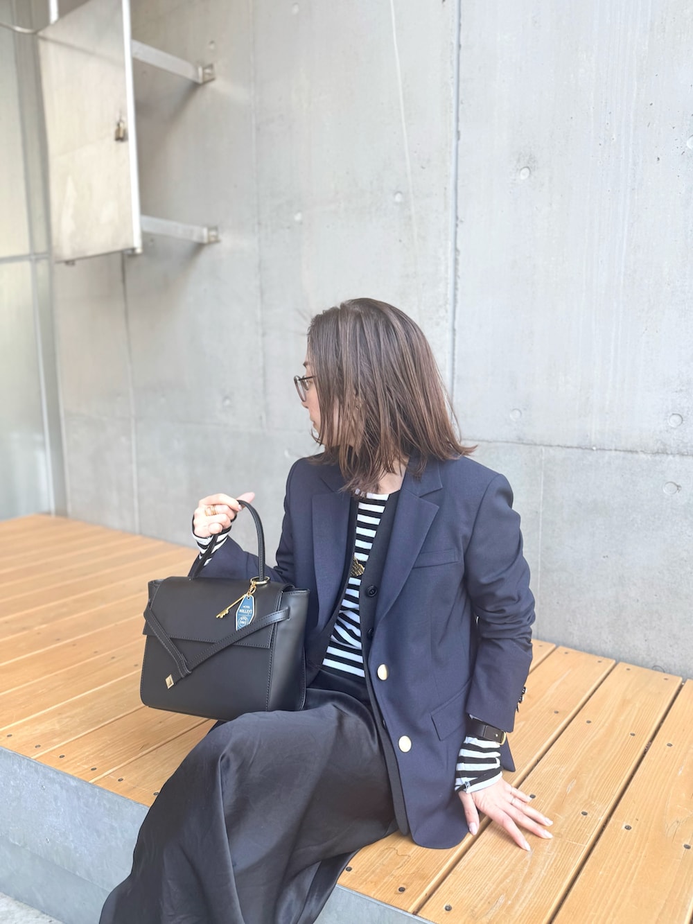 「ジャケット、ジャケットスタイル、ジャケットコーデ、ジャケット 、ナロースカート、ロングスカート、ロングワンピース、ローファー、ローファー×靴下、ローファーコーデ」|「NOLLEY’S Sophiのウォッシャブルマットサテンナローロングスカート(スカート、ブラック系)」を使った、ISHIDAさん(レディース・158cm)の冬コーディネートの4枚目の写真