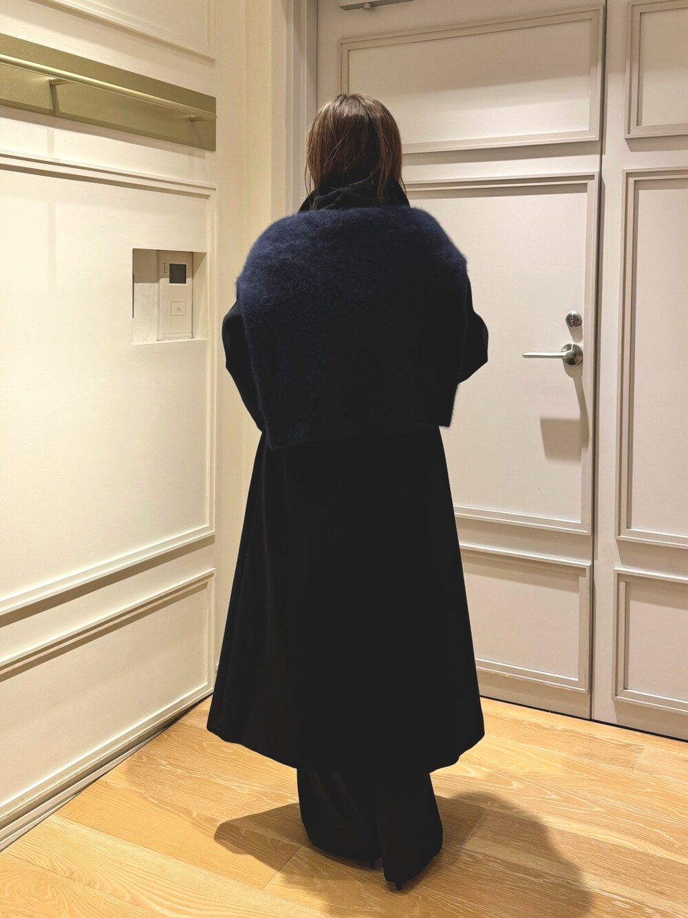 「ロングコート、冬アウター、最近のいい感じコーデ、クリスマスコーデ、クリスマスに着たい服、オトナカジュアル、お出かけコーデ、オトナ女子、キラキラバッグ、ショルダーバッグ」｜「NOLLEY’S Sophiのアンゴラロングベルテッドコート 24AW（その他アウター、ブルー系）」を使った、ISHIDAさん（レディース・158cm）の秋コーディネートの3枚目の写真
