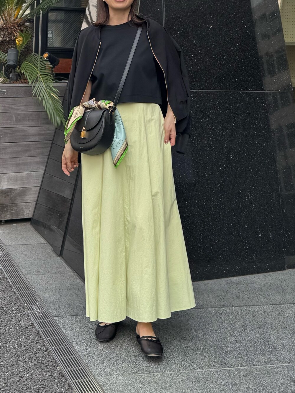 「スカートコーデ、スカート 、スカーフアレンジ、マニプリ、マニプリスカーフ、天然石、天然石リング、夏コーデ、夏服」|「NOLLEY’S Sophiのウェーブバレッタ(バレッタ/ヘアクリップ、ゴールド系)」を使った、ISHIDAさん(レディース・158cm)の夏コーディネートの3枚目の写真