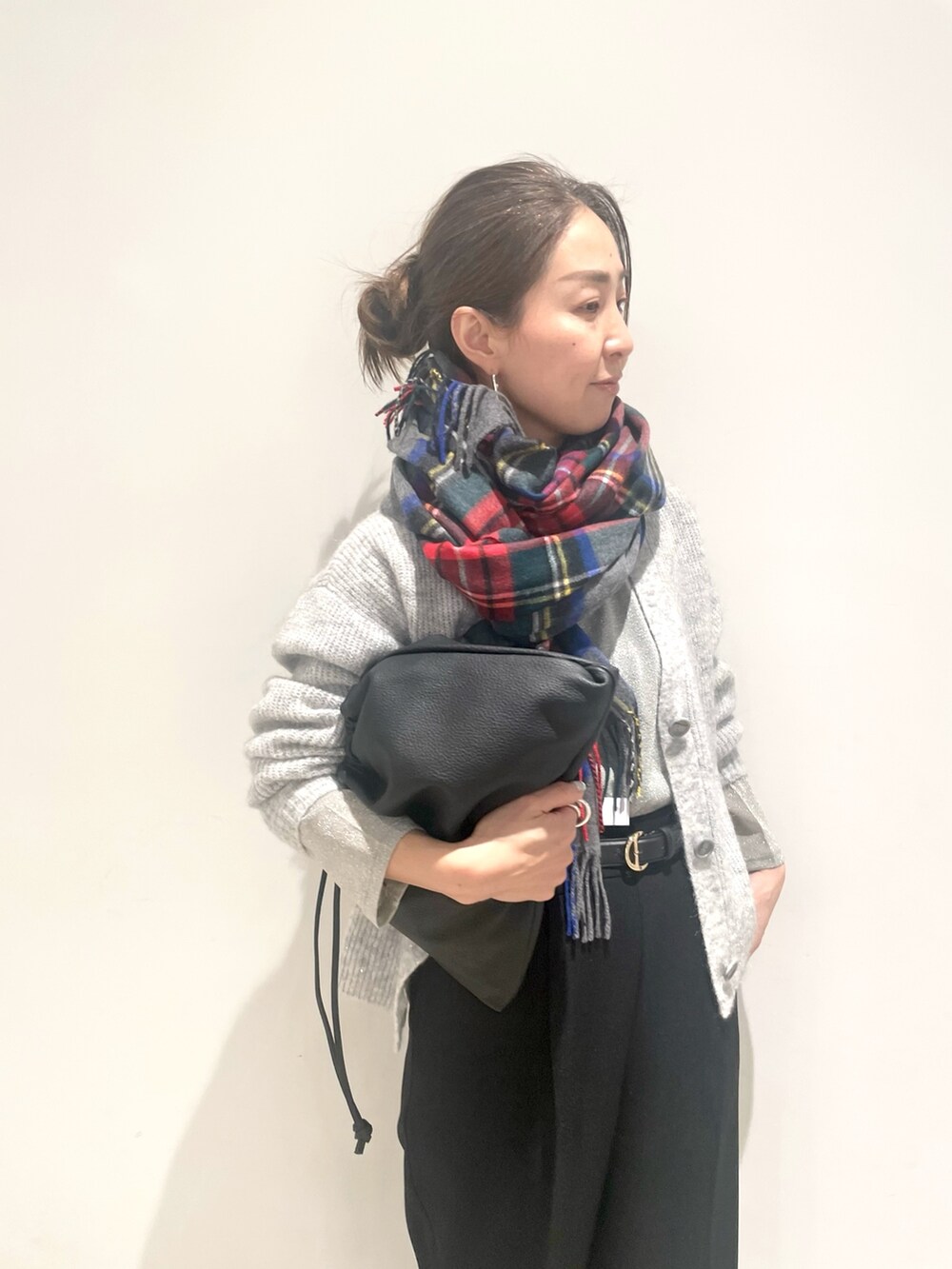 ブラック系のその他パンツ、ブラック系のショルダーバッグ、シルバー系のTシャツ/カットソーを着用したレディースの冬コーディネートの4枚目の写真