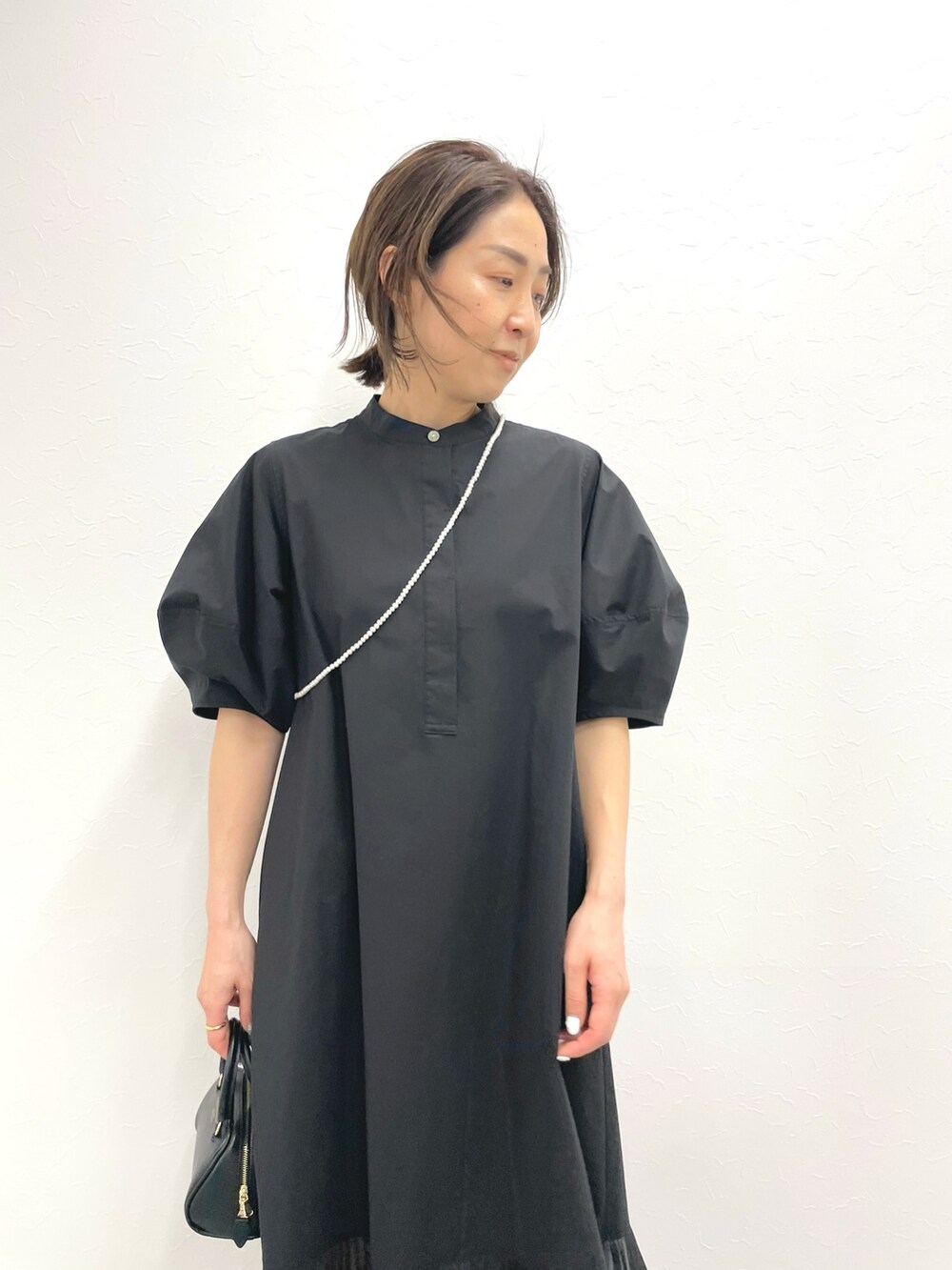 「シャツワンピ、ワンピース、ブラックコーデ、結婚式 ワンピース、結婚式、シンプルコーデ、モード、キレイめ、きれいめコーディネート、大人女子、夏コーデ、お洒落さんとつながりたい、シンプル」｜「NOLLEY’Sの【CHRISTIAN VILLA/クリスチャンヴィラ】ミニボストンバッグ（ボストンバッグ、ブラック系）」を使った、ISHIDAさん（レディース・158cm）の春コーディネートの3枚目の写真