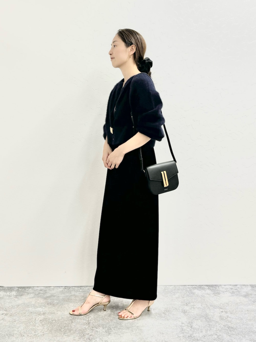 「カーディガン、ふわふわ、ヘアリーニット、ショート丈トップス、ショートカーディガン、短丈、ベロア、ベロアスカート、ブローチ、デメリエー、サテンシャツ、サテンシュシュ、ママコーデ、ママファッション、大人カジュアル」|「NOLLEY’Sのウォッシャブルベロアセミタイトスカート(スカート、ブラック系)」を使った、ISHIDAさん(レディース・158cm)の秋コーディネートの5枚目の写真
