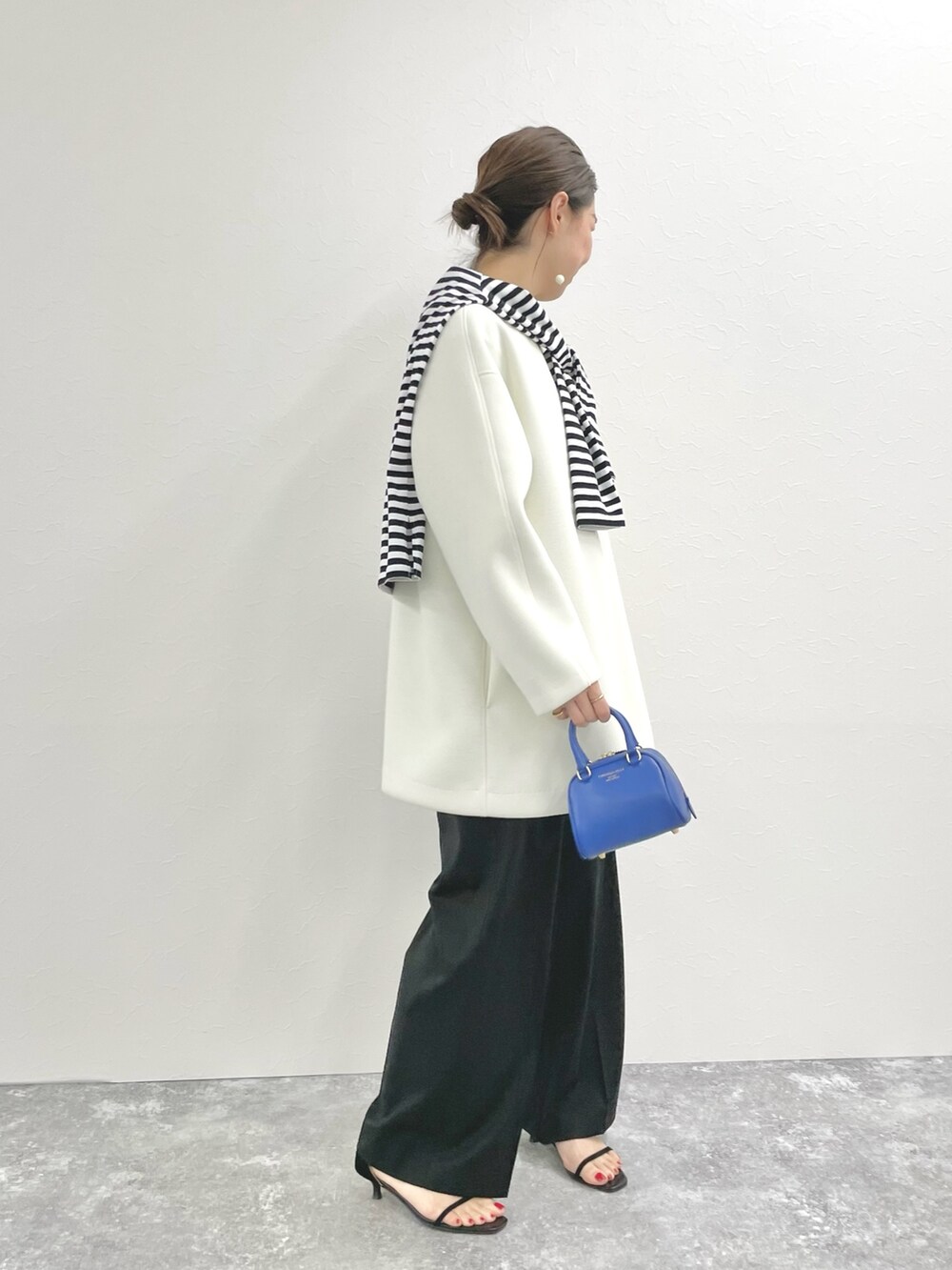 「春コーデ、春コート、オトナカジュアル、モノトーンコーデ、モノトーン、ボーダー、シンプルコーデ、ワイドパンツ、セカンドノーリーズ 、ダンボール素材、ロンT、きれいめカジュアル」｜「NOLLEY’Sの《手洗い可能》ダンボールブルゾン（ブルゾン、ホワイト系）」を使った、ISHIDAさん（レディース・158cm）の冬コーディネートの3枚目の写真