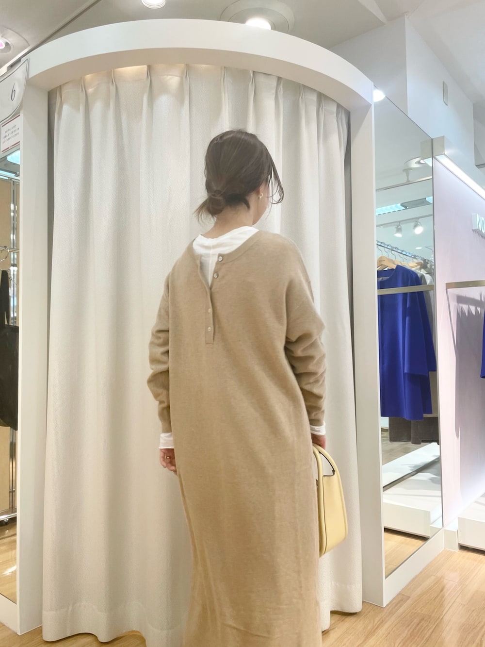 「きれいめカジュアル、ロングスカート、レザー、淡色コーデ、レイヤードスタイル、ニット、冬コーデ、休日スタイル、ワンピース、ニットワンピース、ベージュコーデ、ロンt」｜「NOLLEY’SのシアーロンT（Tシャツ/カットソー、ホワイト系）」を使った、ISHIDAさん（レディース・158cm）の冬コーディネートの4枚目の写真