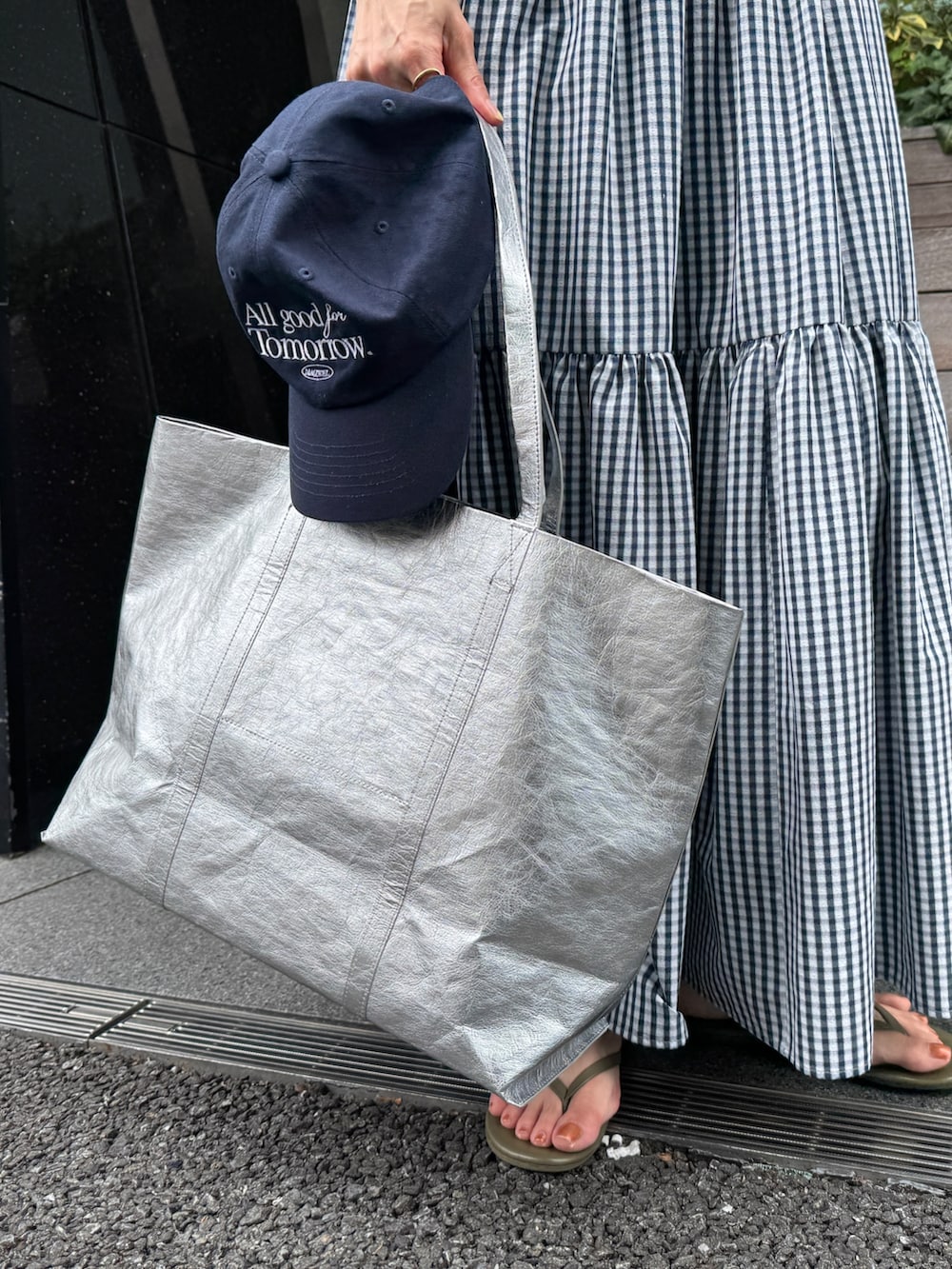 ホワイト系のTシャツ/カットソー、ブルー系のスカート、ブルー系のキャップを着用したレディースの夏コーディネートの4枚目の写真