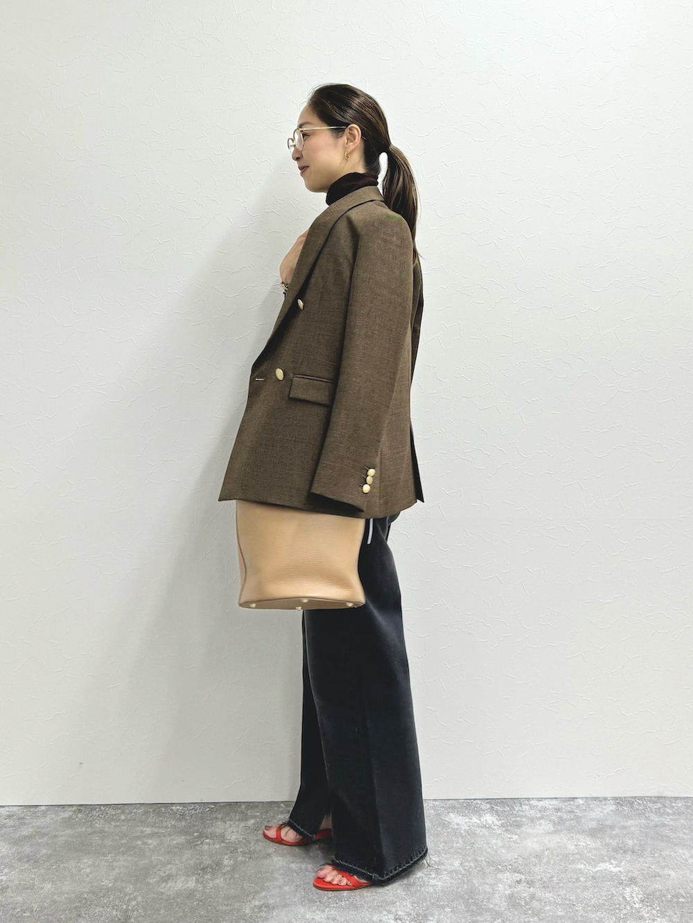 「コインネックレス、コインチャーム、ジャケット、ジャケットスタイル、ジャケットコーデ、デニム、デニムコーデ、スリットパンツ、レザーバッグ、ブラウン、ブラウンコーデ、休日スタイル、きれいめカジュアル、お洒落さんとつながりたい、秋コーデ」｜「NOLLEY’Sの【MAURIZIO TAIUTI/マウリツィオタユーティ】バンブーヒネリバケツバッグ（トートバッグ、ベージュ系）」を使った、ISHIDAさん（レディース・158cm）の夏コーディネートの4枚目の写真