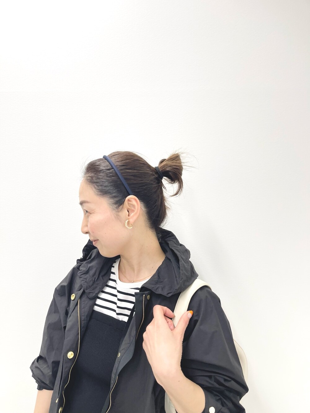 「マンパ、春コート、マリンコーデ、ビスチェ、ロングスカート、ママコーデ、ラウンドバッグ、スニーカーコーデ、スニーカー、カジュアルコーデ、大人カジュアル、ボーダー、ワントーンコーデ、春のおしゃ見えテクニック、キャミワンピ」｜「NOLLEY’Sのプチ2ラインイヤリング（イヤリング、ゴールド系）」を使った、ISHIDAさん（レディース・158cm）の春コーディネートの4枚目の写真