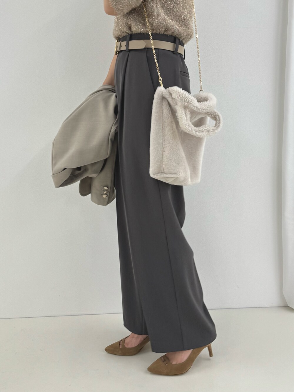 グレー系のその他パンツ、ベージュ系のニット/セーター、ベージュ系のテーラードジャケットを着用したレディースの夏コーディネートの4枚目の写真