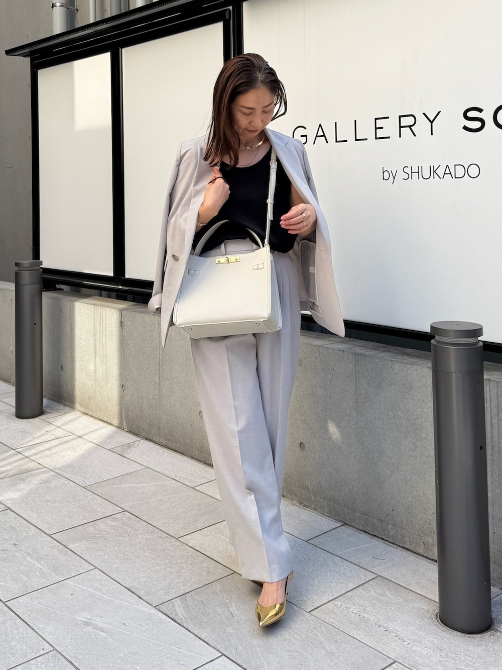 「スーツ、スーツスタイル、スーツコーデ、パンツスーツ、トートバッグ、トートバッグ 白、トートバッグ 黒、レザーバッグ、きれいめコーデ、大人ファッション、セットアップスタイル、今日のコーデ、ワントーンコーデ」|「NOLLEY’S Sophiの《セットアップ対応》ウォッシャブルライトドライシャンブレージャケット(テーラードジャケット、グレー系)」を使った、ISHIDAさん(レディース・158cm)の夏コーディネートの4枚目の写真