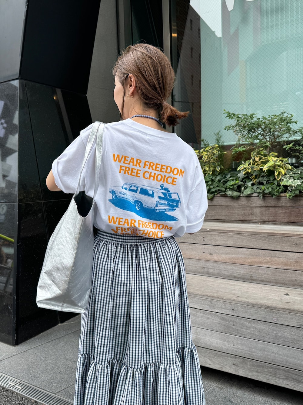 ホワイト系のTシャツ/カットソー、ブルー系のスカート、ブルー系のキャップを着用したレディースの夏コーディネートの3枚目の写真