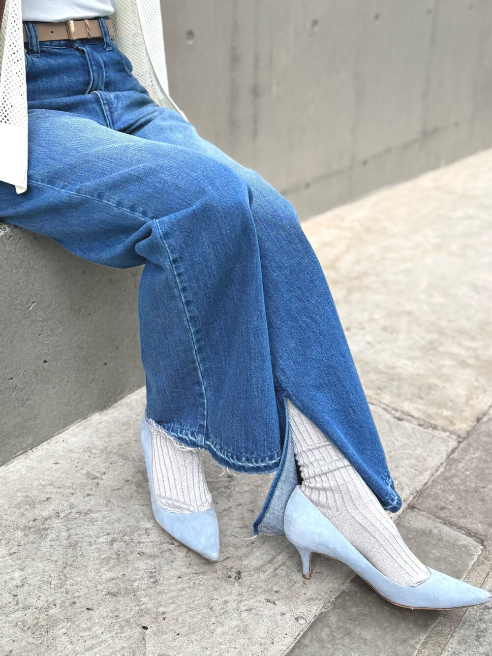 ブルー系のデニムパンツ、ブラウン系のショルダーバッグ、ホワイト系のカーディガン/ボレロを着用したレディースの春コーディネートの5枚目の写真