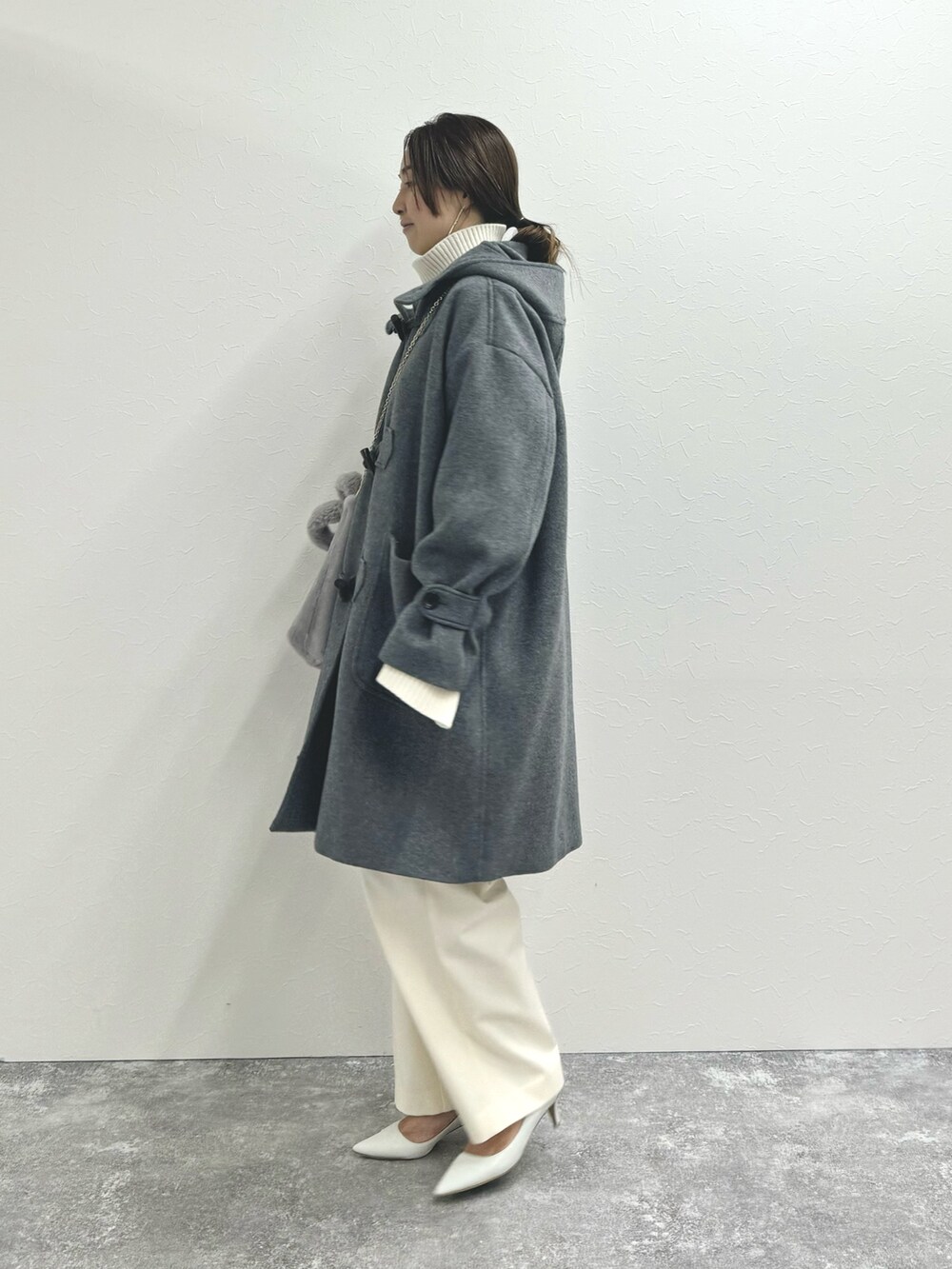 「ダッフルコート、コート、グレーコーデ、白パンツ、ワイドパンツ、休日スタイル、ムートン、キーホルダー、チャーム、毎日コーデ、ootd、シンプルスタイル、冬服」｜「NOLLEY’SのNMPミドル丈ダッフルコート（ダッフルコート、グレー系）」を使った、ISHIDAさん（レディース・158cm）の秋コーディネートの4枚目の写真