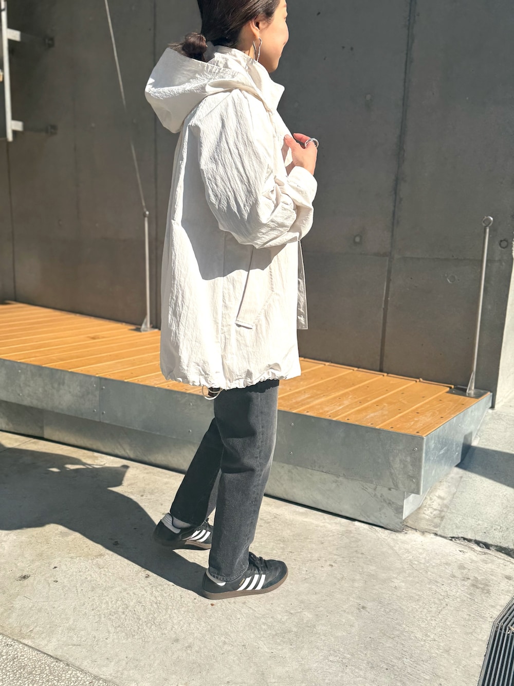 「春色、今日のコーデ、春服コーデ、大人コーデ、おでかけコーデ、ブラックコーデ、モノトーン、骨格ウェーブ、オトナ女子、ニットコーデ、マンパ、スニーカー、スニーカーコーデ、スニーカー女子、スニーカー×靴下」｜「AULENTTIの【AULENTTI/ オーレンティ】舟型トートバッグ（トートバッグ、イエロー系）」を使った、ISHIDAさん（レディース・158cm）の春コーディネートの2枚目の写真