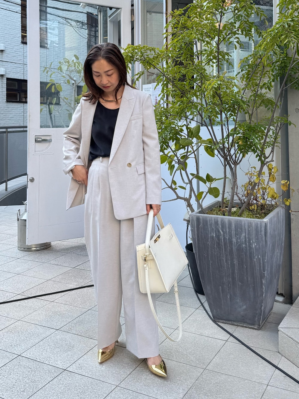 「スーツ、スーツスタイル、スーツコーデ、パンツスーツ、トートバッグ、トートバッグ 白、トートバッグ 黒、レザーバッグ、きれいめコーデ、大人ファッション、セットアップスタイル、今日のコーデ、ワントーンコーデ」|「NOLLEY’S Sophiの《セットアップ対応》ウォッシャブルライトドライシャンブレージャケット(テーラードジャケット、グレー系)」を使った、ISHIDAさん(レディース・158cm)の夏コーディネートの7枚目の写真
