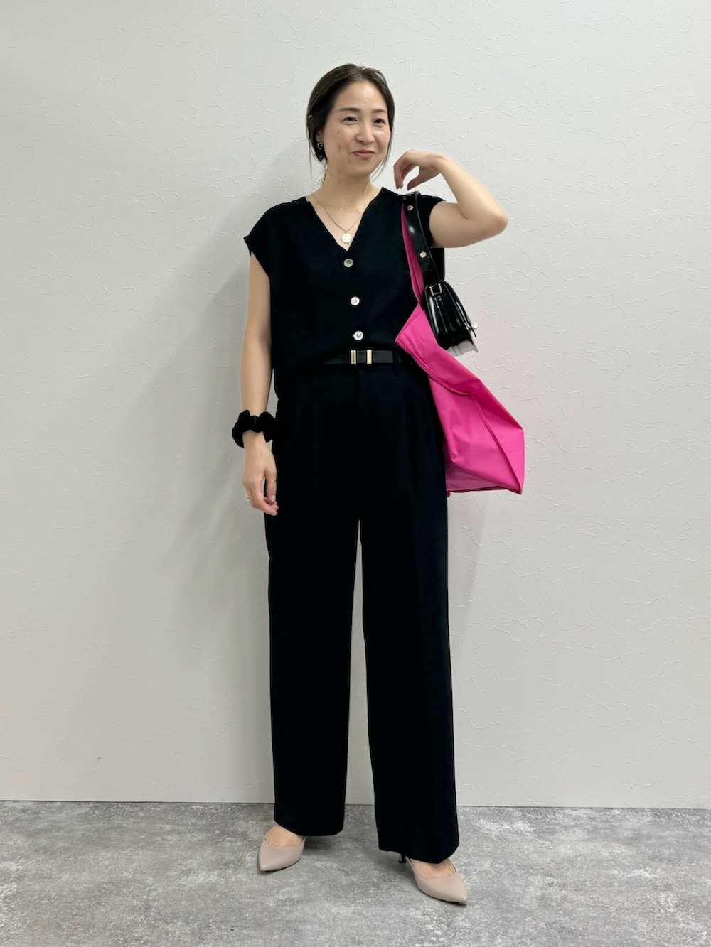 「ニットベスト、ニットジレ、ジレ、ベストコーデ、ワントーンコーデ、サブバッグ、エコバッグ、ロゴバッグ、ブラックコーデ、まとめ髪、ママコーデ、40代ファッション、クリスチャンヴィラ、ワイドパンツ」｜「NOLLEY’S Sophiのアイテム（パンツ、ブルー系）」を使った、ISHIDAさん（レディース・158cm）の夏コーディネートの7枚目の写真