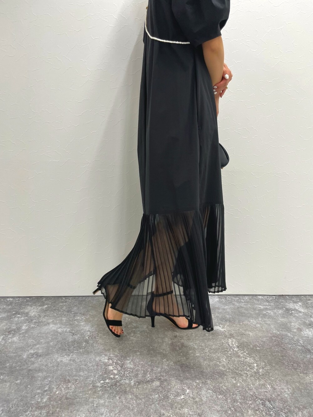 「シャツワンピ、ワンピース、ブラックコーデ、結婚式 ワンピース、結婚式、シンプルコーデ、モード、キレイめ、きれいめコーディネート、大人女子、夏コーデ、お洒落さんとつながりたい、シンプル」｜「NOLLEY’Sの【CHRISTIAN VILLA/クリスチャンヴィラ】ミニボストンバッグ（ボストンバッグ、ブラック系）」を使った、ISHIDAさん（レディース・158cm）の春コーディネートの8枚目の写真