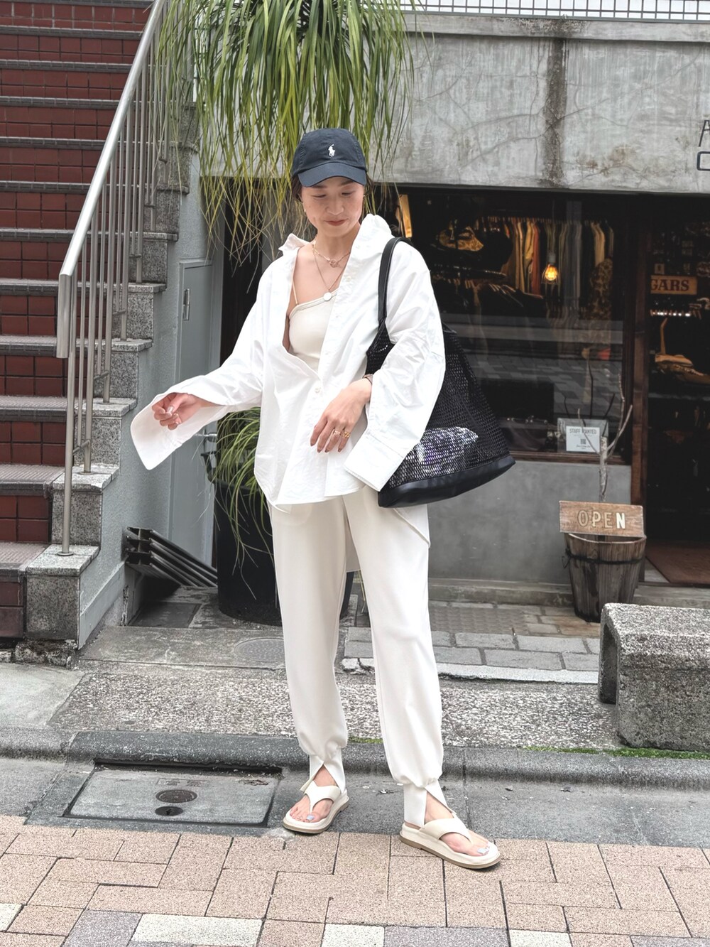 「レイヤードスタイル、サンダル、キャップ、淡色コーデ、シンプルコーデ、休日スタイル、きれいめカジュアル、お出かけコーデ、シャツスタイル、モノトーン、大人カジュアルコーデ、今日のコーデ、リラックススタイル、大人コーデ」|「NOLLEY’Sの【MAQWEL/マクウェル】オックスシャツ(シャツ/ブラウス、ホワイト系)」を使った、ISHIDAさん(レディース・158cm)の春コーディネートの2枚目の写真