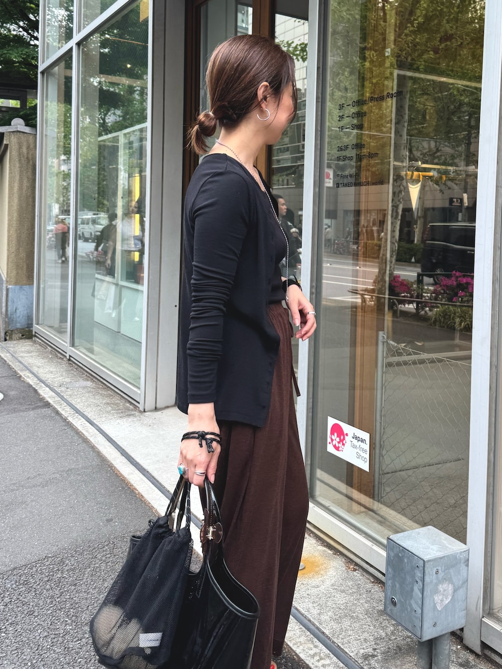 ブラウン系のその他パンツ、ブラック系のカーディガン/ボレロ、シルバー系のネックレスを着用したレディースの夏コーディネートの3枚目の写真