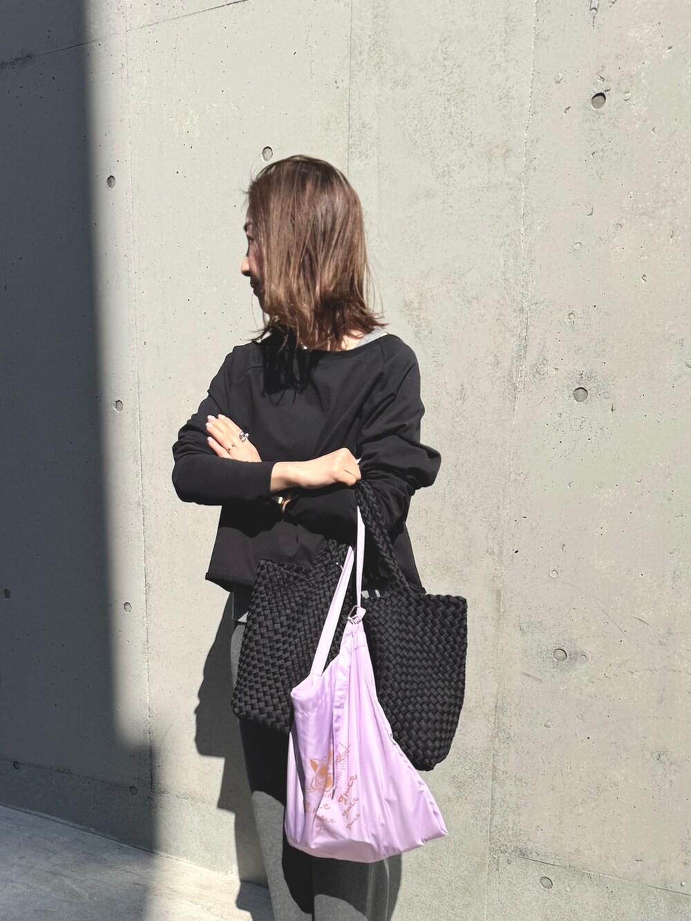 「今日のコーデ、春服コーデ、大人コーデ、おでかけコーデ、レイヤードコーデ、ゆるコーデ、モノトーン、ジャケット/アウター、オトナ女子、スウェット、スウェットコーデ、タイトスカート」｜「NOLLEY’SのメッシュトートバッグM【MD 二見☆別注カラーあり】（トートバッグ、ブラック系）」を使った、ISHIDAさん（レディース・158cm）の春コーディネートの6枚目の写真